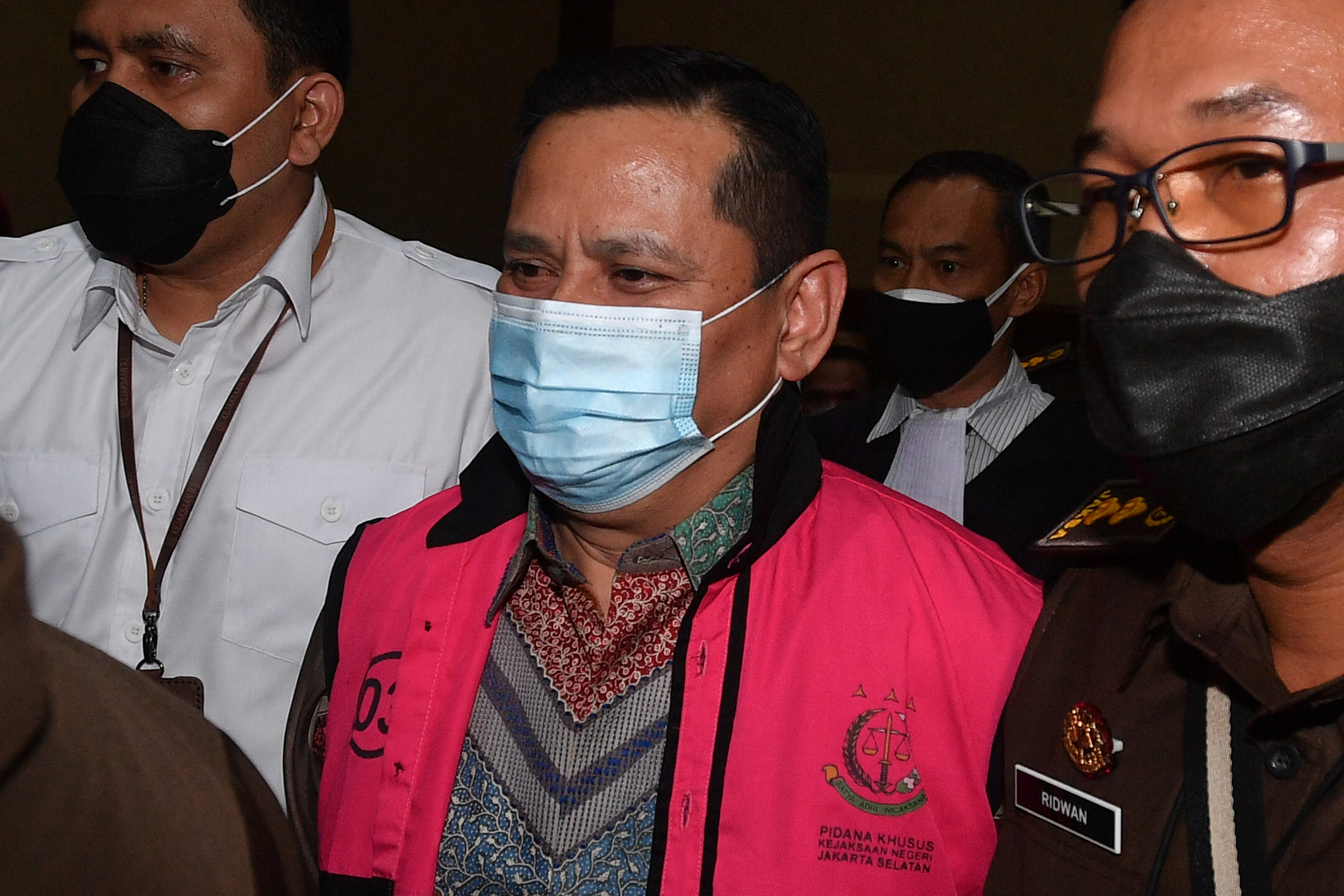 Tersangka dalam kasus dugaan suap Joko Tjandra, Irjen Pol Napoleon Bonaparte (tengah) tiba di Pengadilan Tipikor, Jakarta, Senin (2/11).