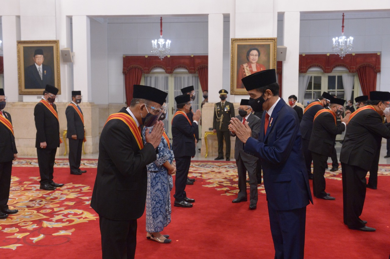 Mantan Mendikbud Muhadjir Effendy terima bintang kehormatan