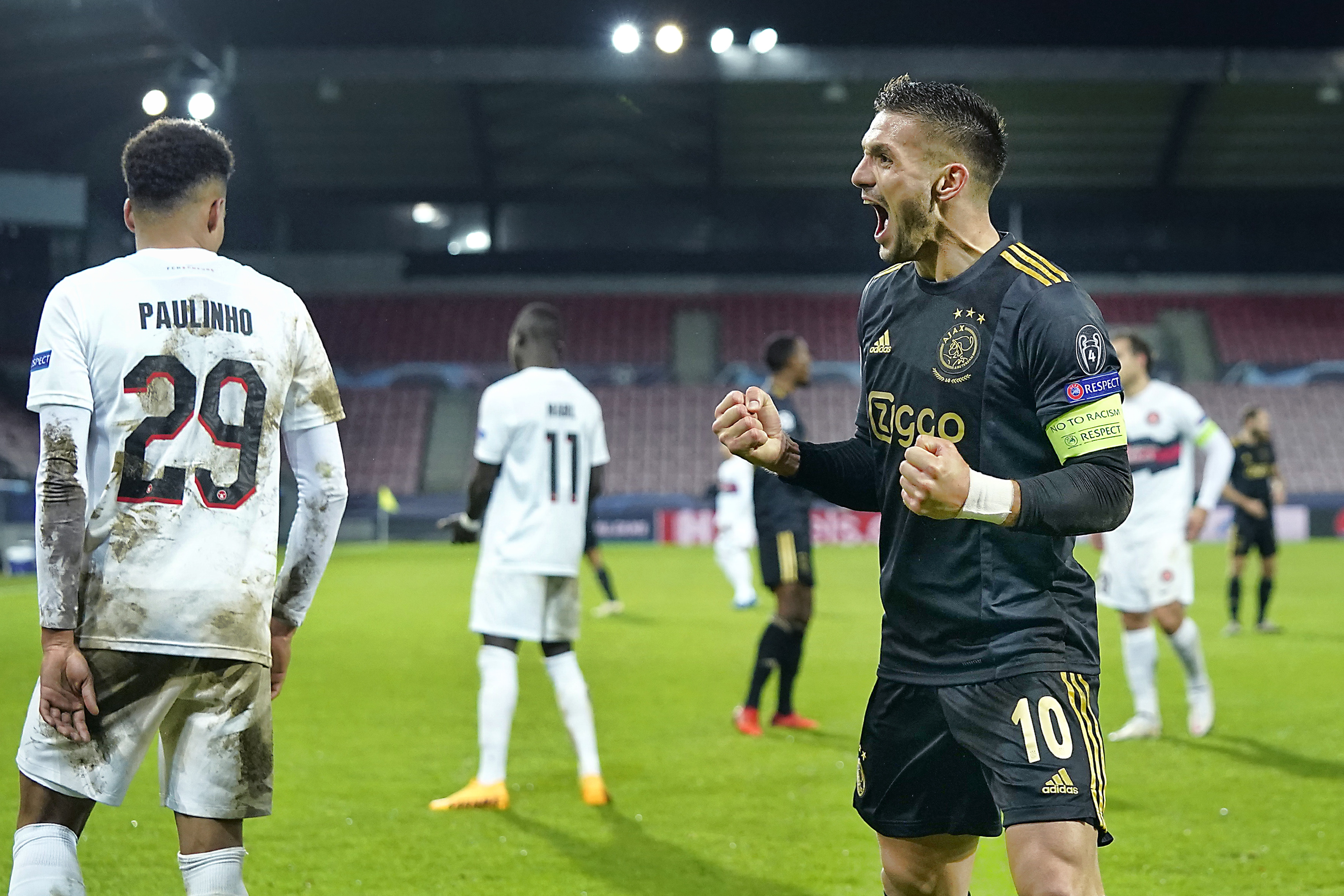 Kapten Ajax Dusan Tadic melakukan selebrasi di akhir laga Liga Champions melawan Midtjylland yang dimenangkan klub Eredivisie itu 2-1.