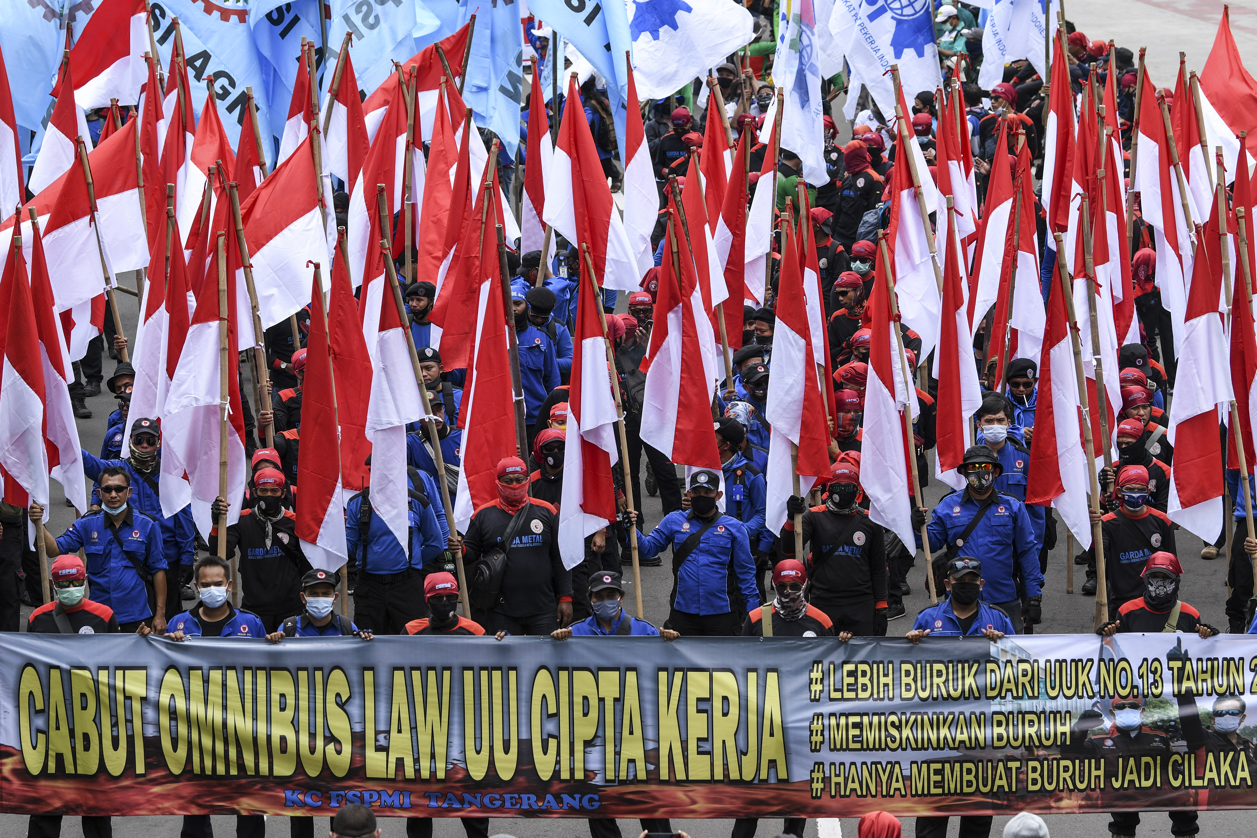Massa aksi dari berbagai elemen buruh berunjuk rasa menolak UU Cipta Kerja. 