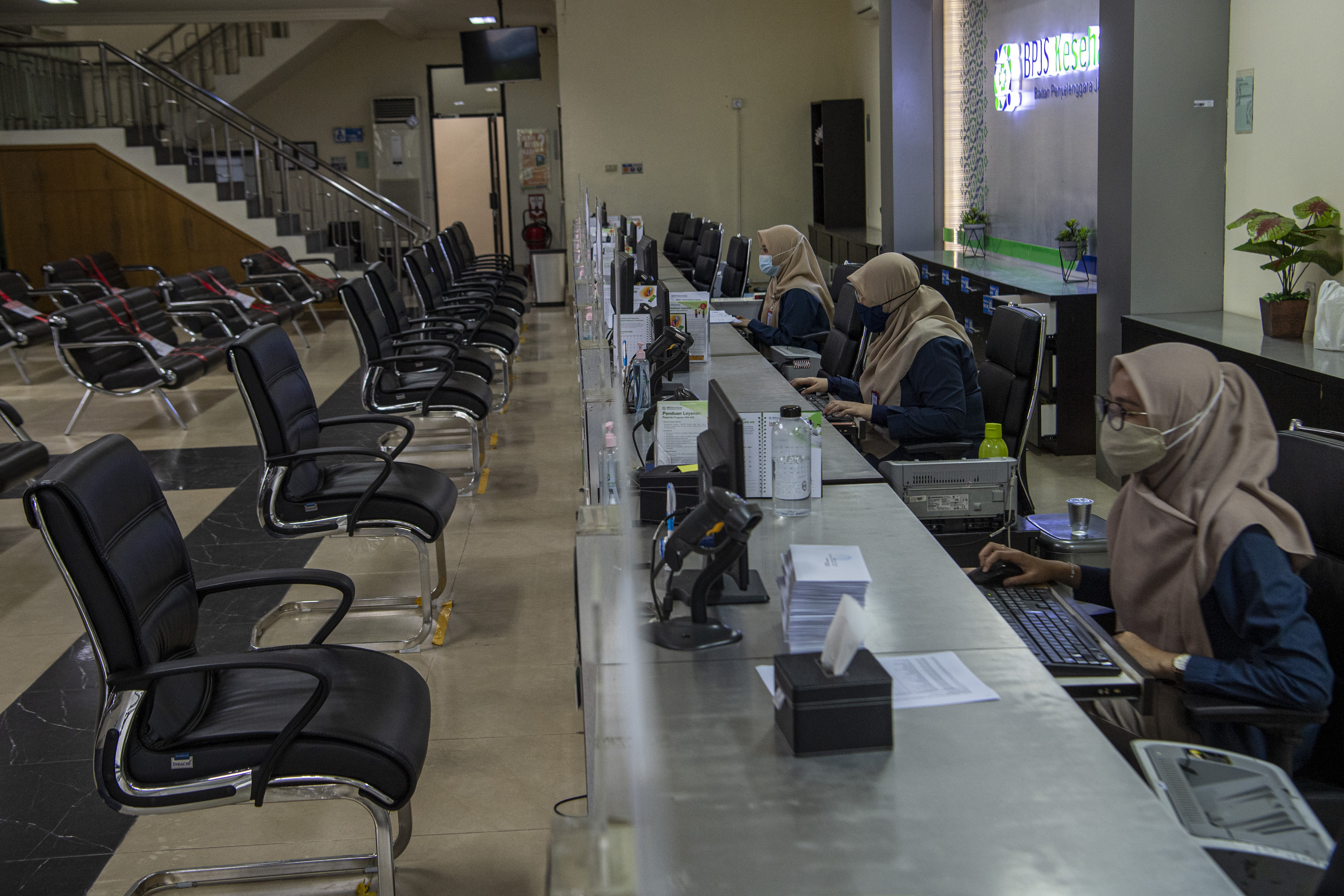 Petugas melayani peserta BPJS Kesehatan tanpa tatap muka di Kantor BPJS Kesehatan kantor cabang Palembang, Sumatera Selatan, Kamis (8/10).