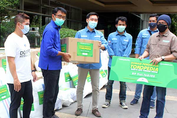 Ketua Yayasan Media Grouip Ali Sadikin (kedua dari kiri) menerima donasi dari pengguna tokopedia melalui BenihBaik,com