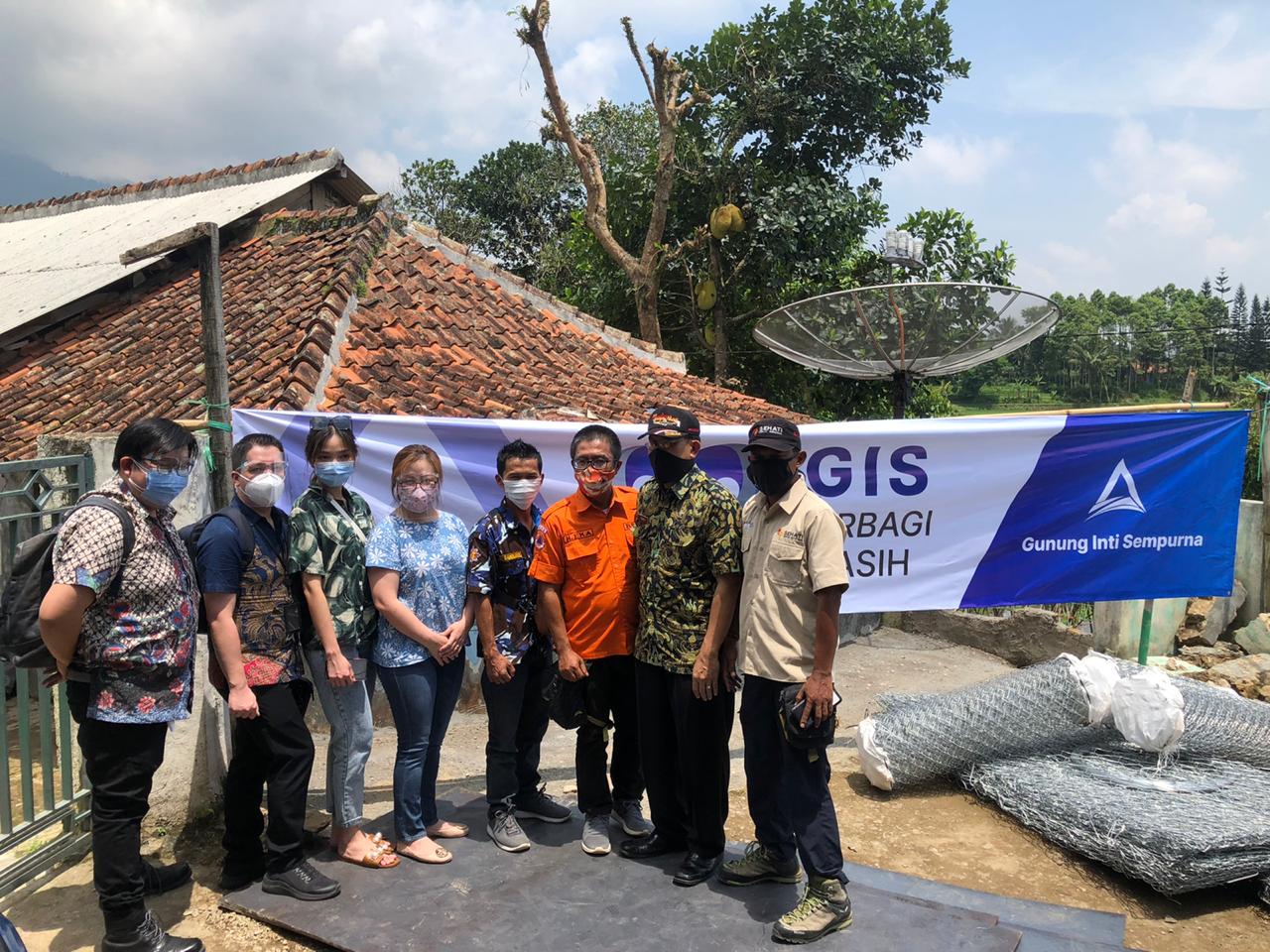 Penyerahan bantuan material bangunan untuk perbaikian jembatan kepada Badan Penanggulangan Bencana Daerah (BPBD) Kabupaten Sukabumi. 