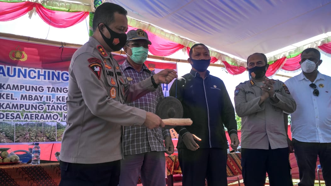 Kapolda NTT Irjen Lotharia Latif meresmikan dua Kampung Tangguh pada dua kelompok tani di Kecamatan Aesesa, Nagekeo, NTT, Sabtu (21/11). 
