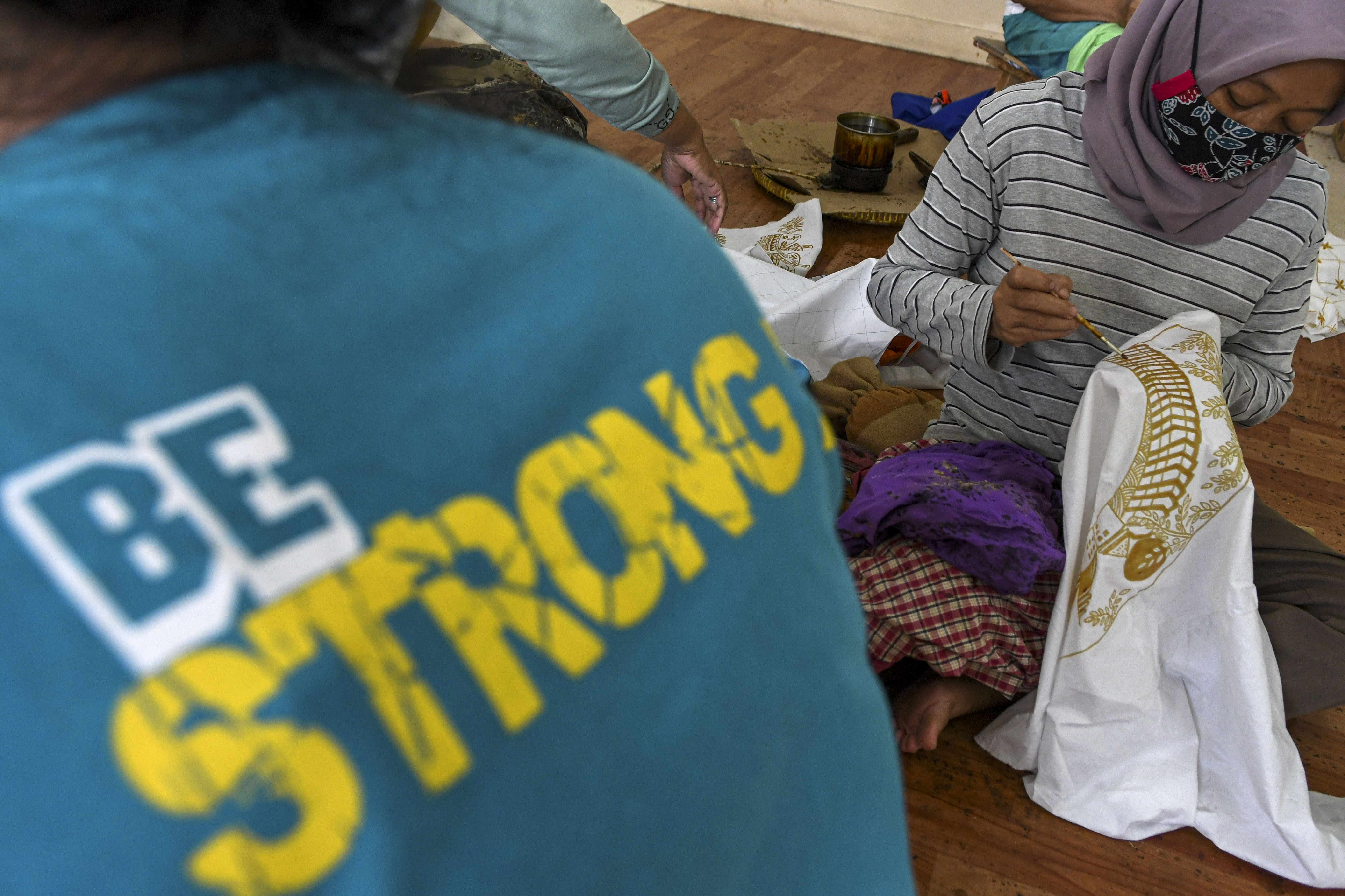 4,8 JUTA PELAKU UMKM TERIMA DANA PEMULIHAN EKONOMI NASIONAL: Perajin menyelesaikan pembuatan batik di industri rumahan di Rusun Marunda, Jak