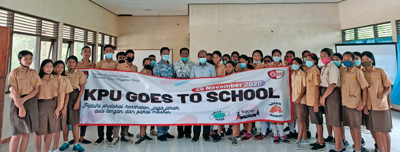 Anak-anak SMKN 1 Loli, Kabupaten Sumba Barat, Nusa Tenggara Timur, berfoto bersama seusai mengikuti sosialisasi tentang pemilu dan demokrasi