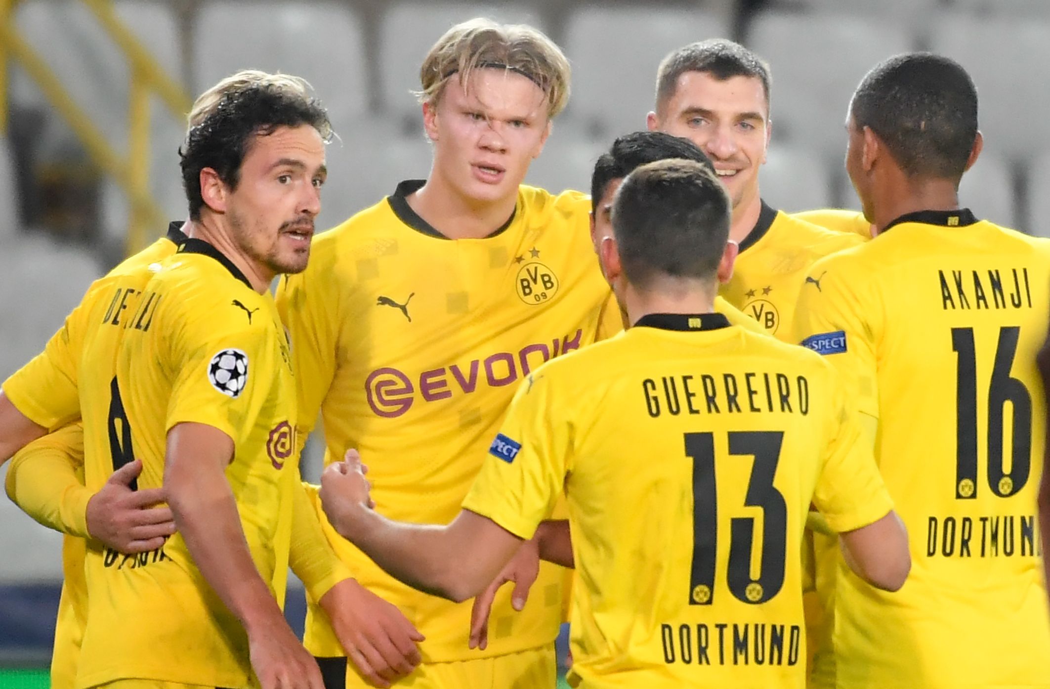 Penyerang Borussia Dortmund Erling Braut Haaland (kedua dari kiri) melakukan selebrasi usai mencetak gol ke gawang Club Brugge.