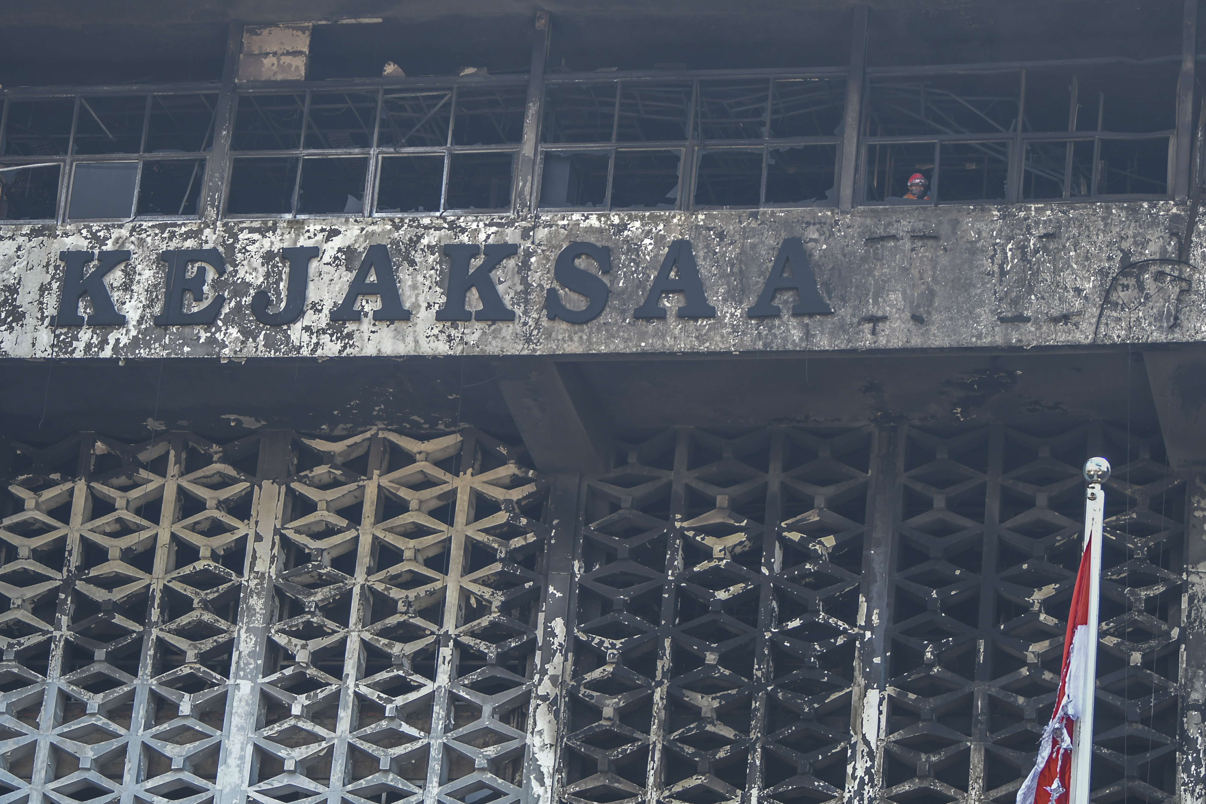 Kondisi gedung utama Kejaksaan Agung yang terbakar di Jakarta.