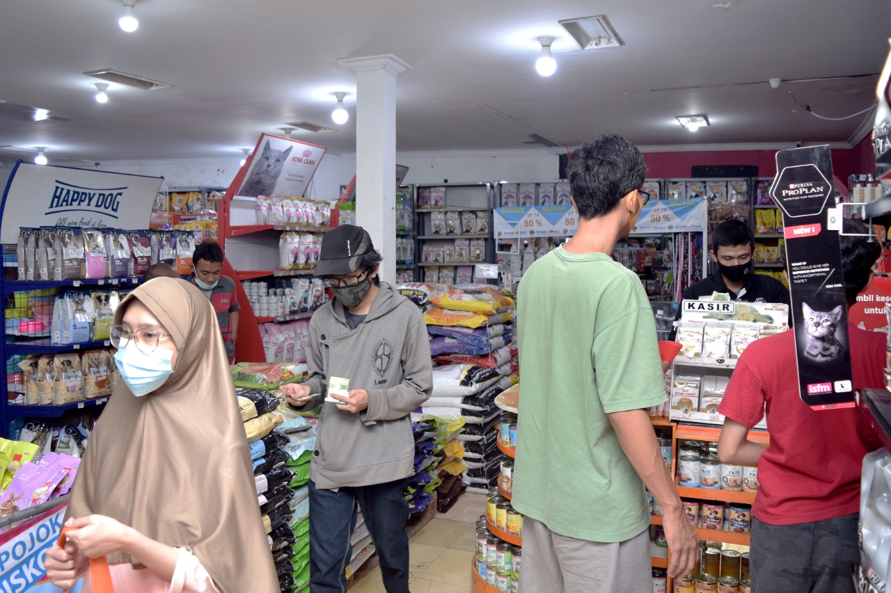 Sejumlah pengunjung yang hendak membeli makanan hewan peliharaan.