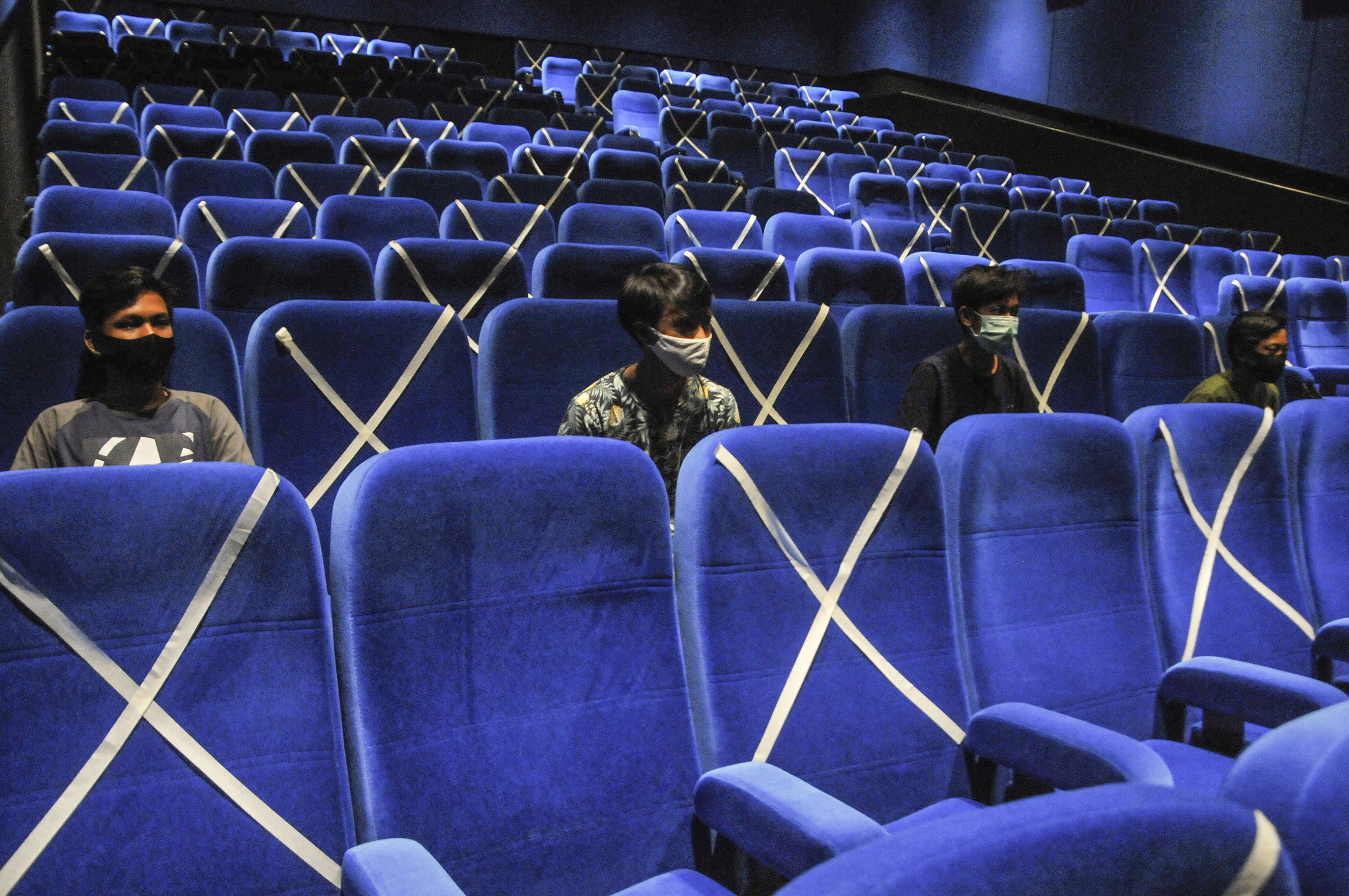 Sejumlah pengunjung menonton film di bioskop Kota Cinema Mall, Jatiasih, Bekasi, Jawa Barat, Kamis (5/11/2020).