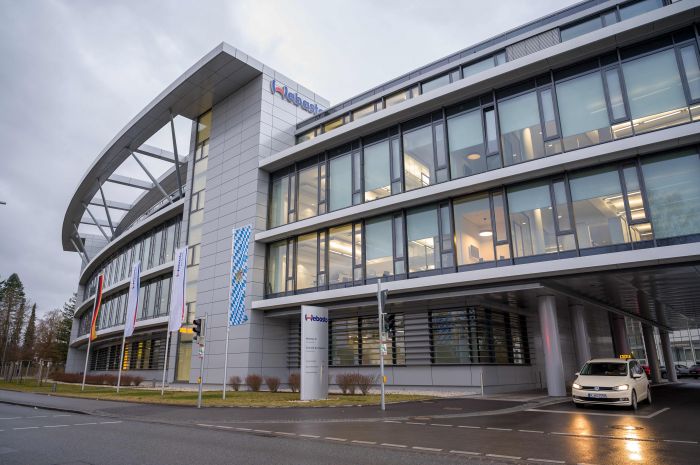 Kantor pusat Webasto, perusahaan asal Bavaria, Jerman Kantor pusat Webasto, awal empat karyawannya positif.