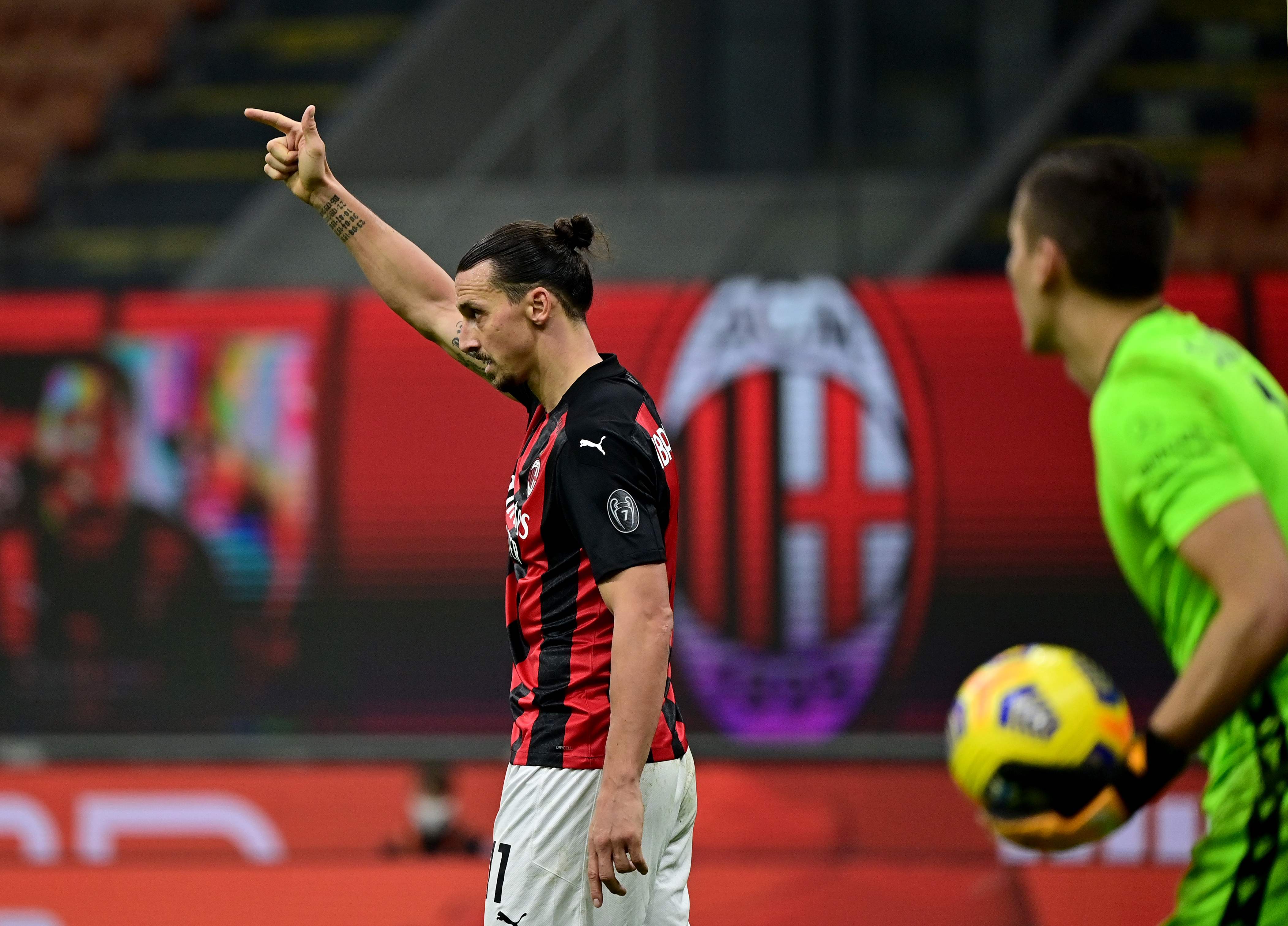 Penyerang AC Milan Zlatan Ibrahimovic melakukan selebrasi usai mencetak gol ke gawang Verona dalam laga Serie A.