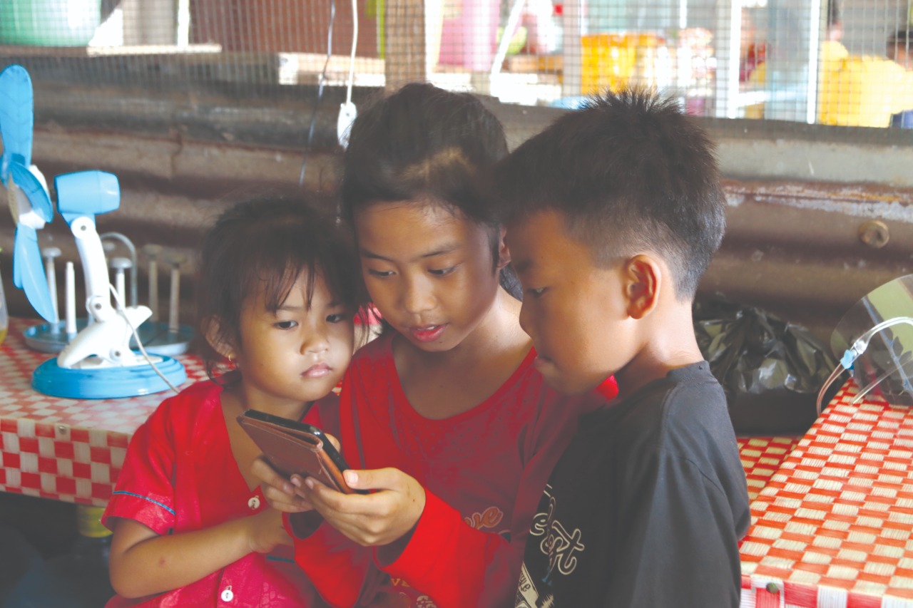 Sejumlah anak di Desa Aji Kuning, Kalimantan Utara, patok perbatasan NKRI memanfaatkan internet untuk berkomunikasi. 