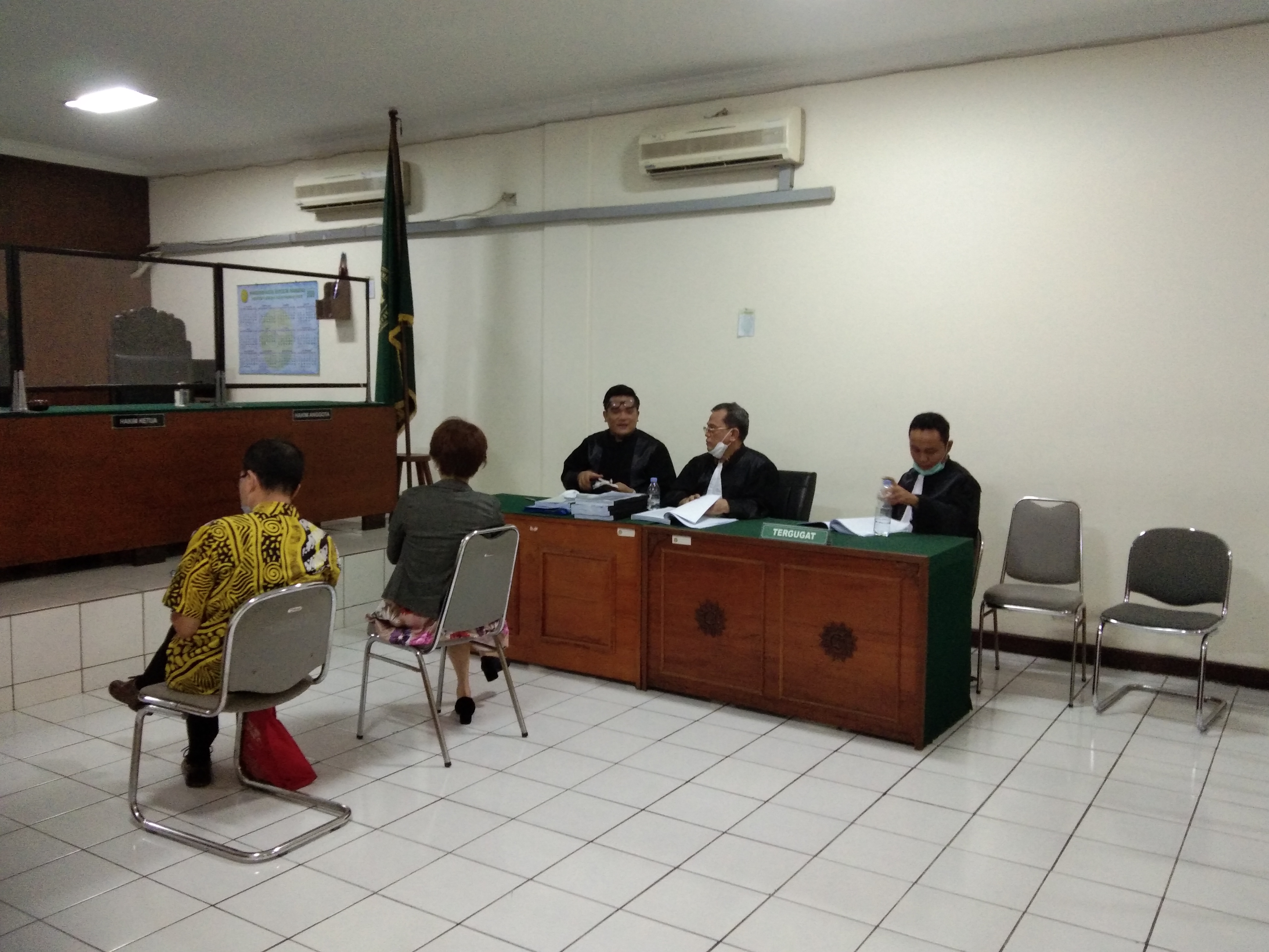 Terdakwa Agus Artadi dan isterinya Yenny Indarto didampingi tim kuasa hukumnya saat mengikuti sidang di PN Yogyakarta, Kamis (19/11/2020).