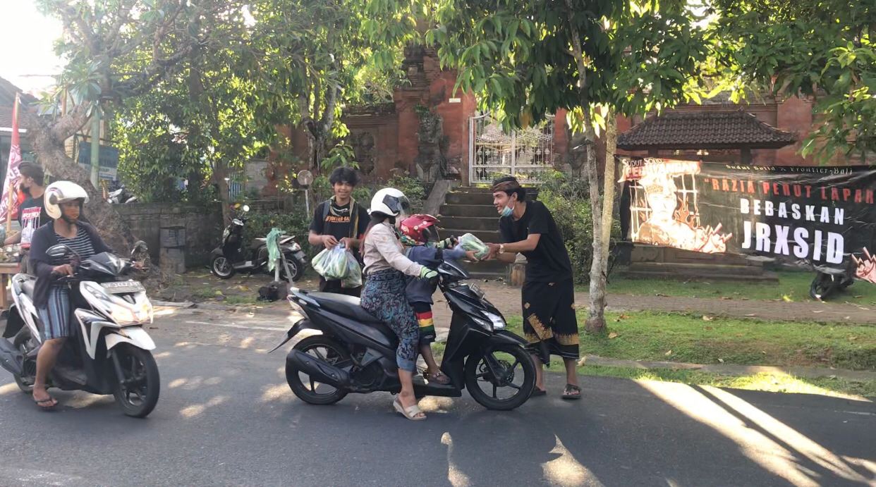 Relawan Jerinx membagikan sayuran gratis kepada warga yang melintas di Kota Denpasar, Jumat (13/11/2020).