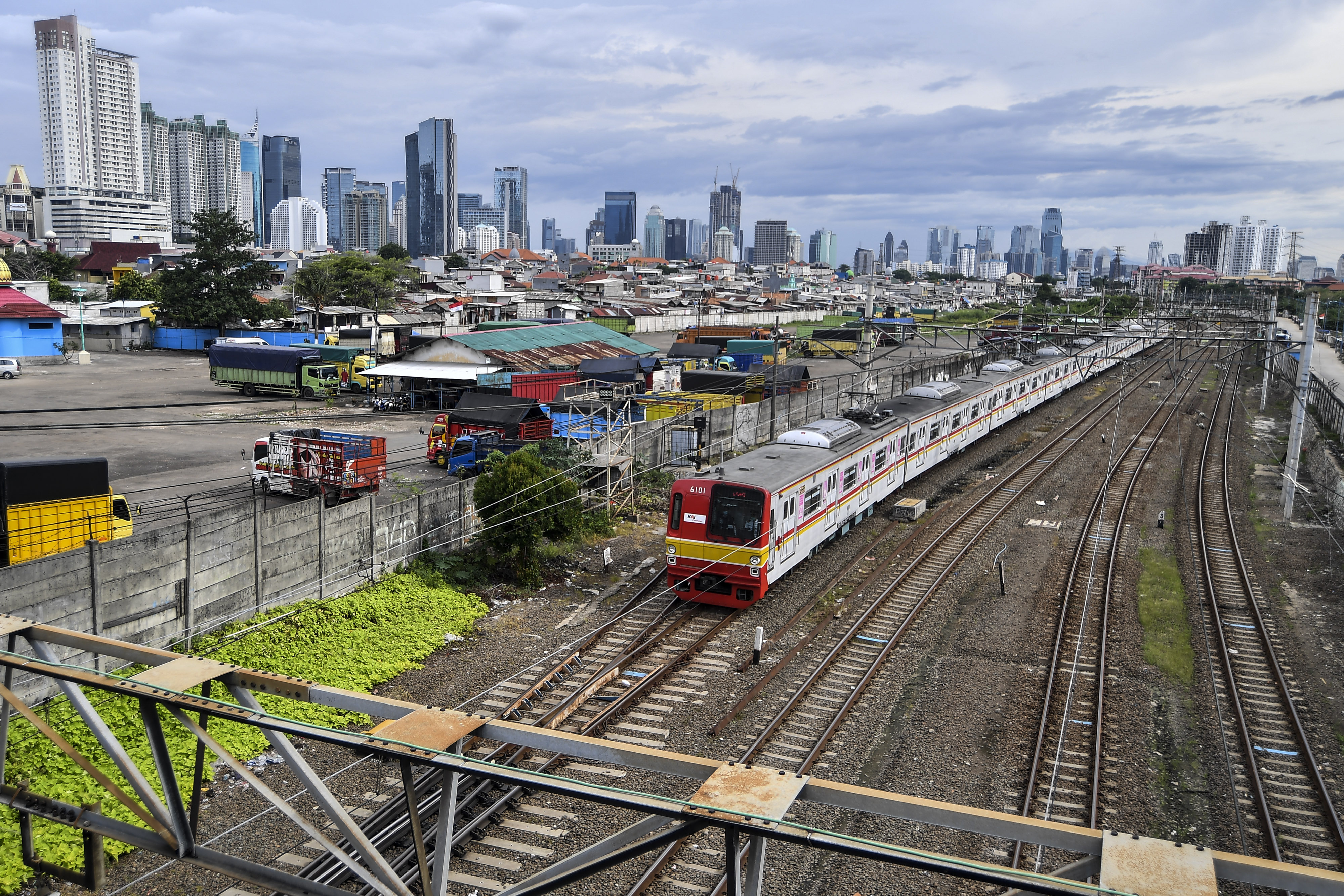 KRL melintas dengan latar belakang gedung bertingkat di kawasan Tanah Abang, Jakarta, pekan lalu.