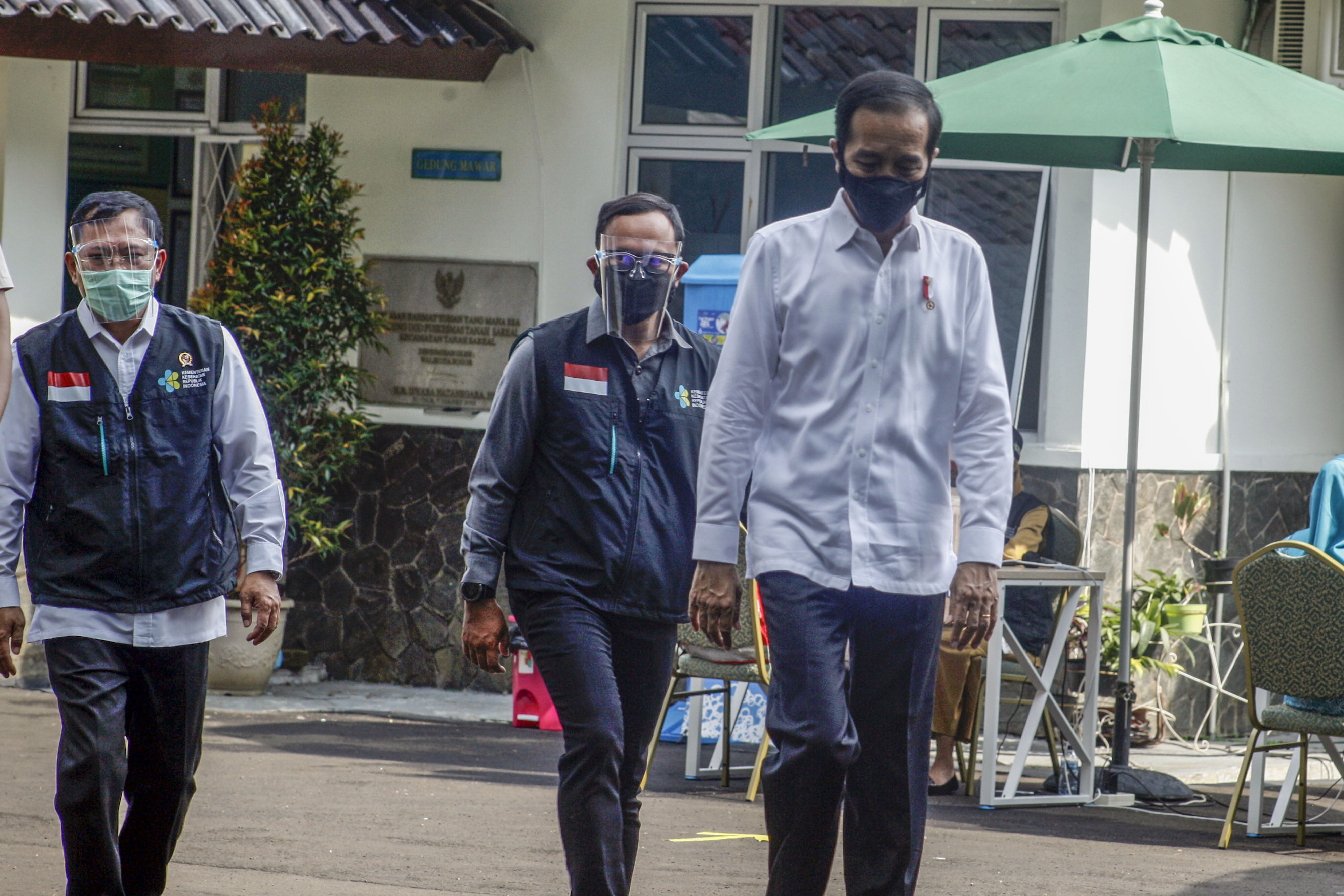 Presiden Joko Widodo (kanan) usai meninjau simulasi vaksinasi covid-19, di Puskesmas Tanah Sareal, Kota Bogor, Jawa Barat, Rabu (18/11).