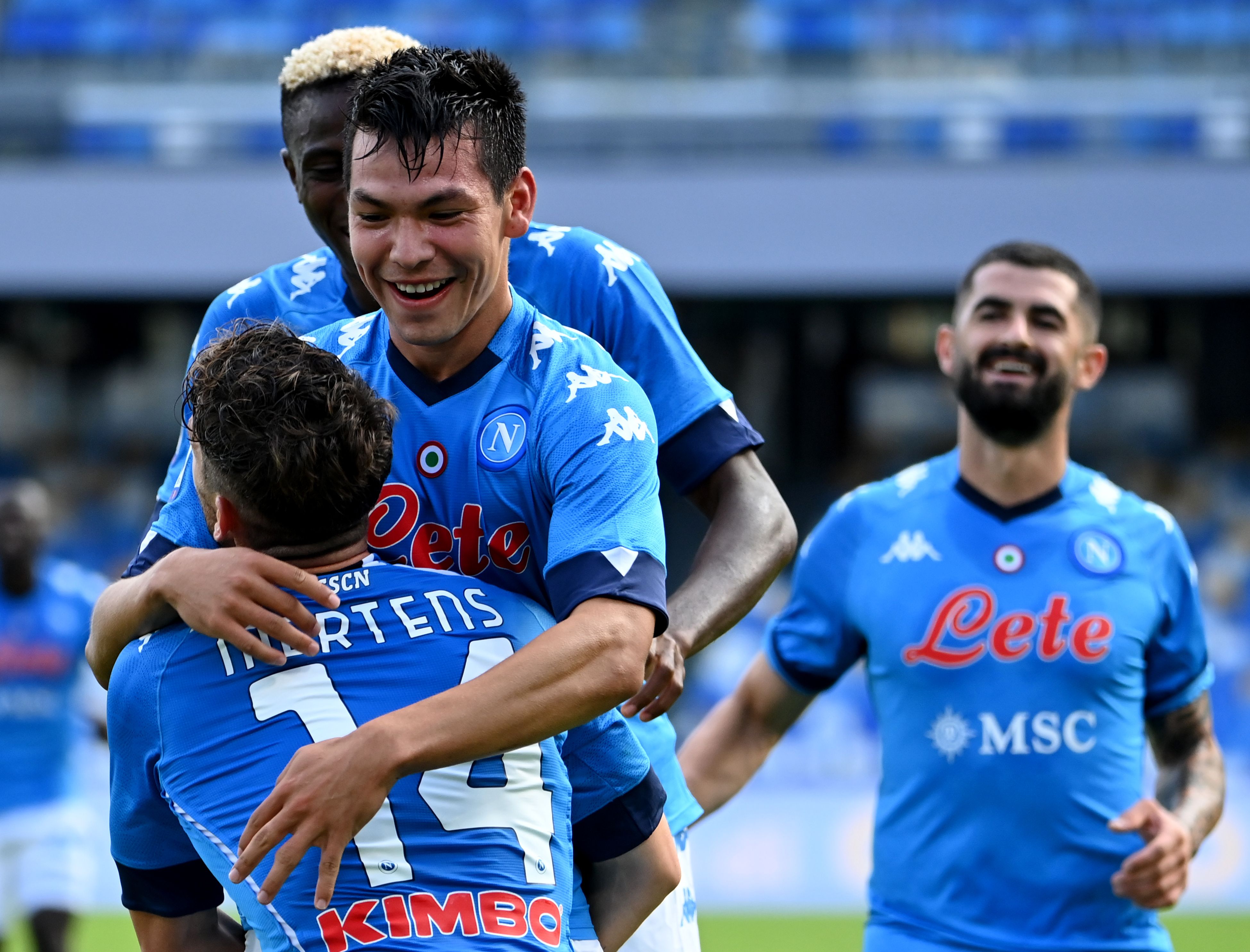 Para pemain Napoli melakukan selebrasi setelah membobol gawang Atalanta, Sabtu (17/10).