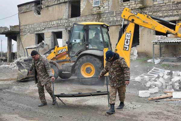 Tentara Armenia menghancurkan dan mengevakuasi barang-barang dari markas mereka di Kota Aghdam
