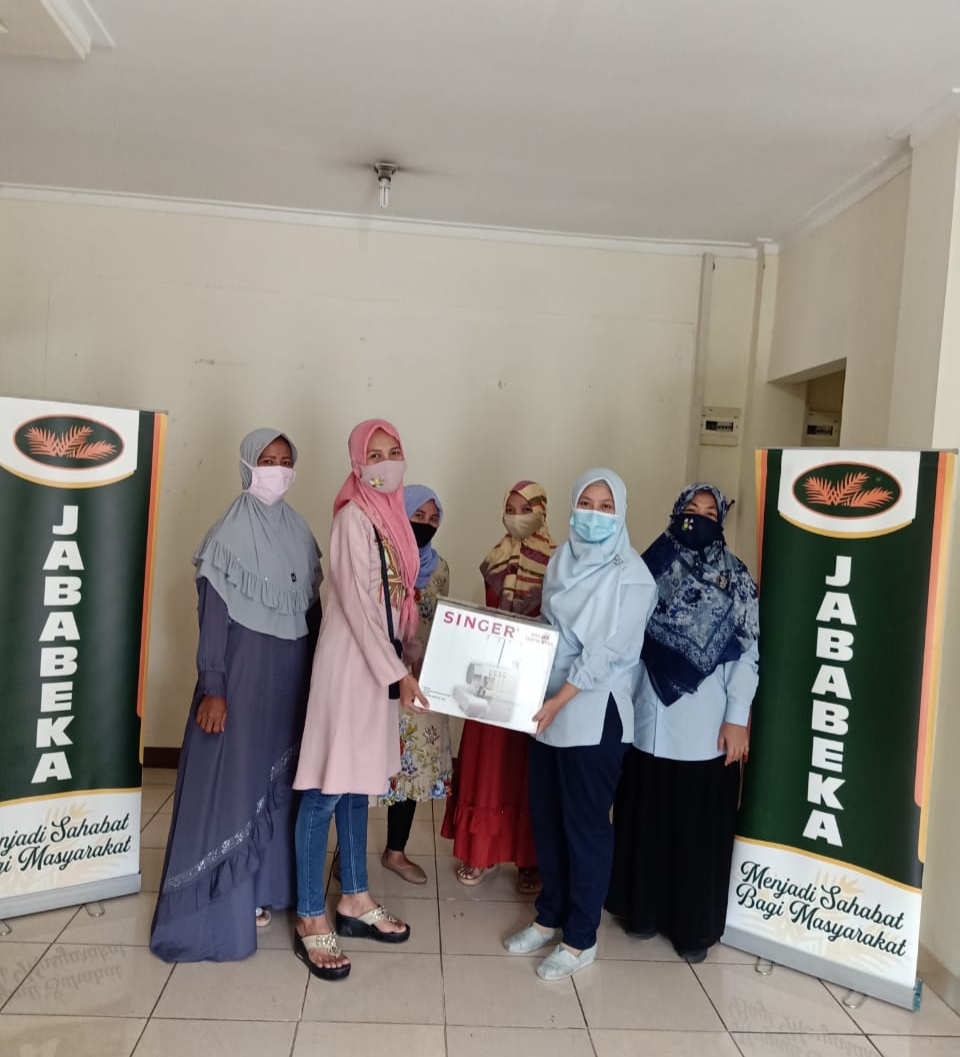 Bantuan mesin jahit dari Jababeka untuk pelaku UMKM