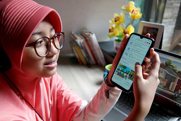 Calon konsumen membuka aplikasi BTN Properti Mobile versi Android di Serpong, Banten, beberapa waktu lalu.