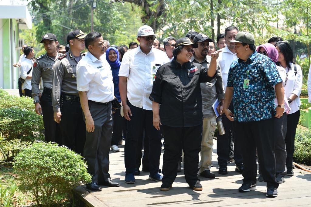 Menteri Lingkungan Hidup dan Kehutanan Siti Nurbaya (tengah) dan Dirjen Perhutanan Sosial, KLHK, Bambang Supriyanto (kanan).