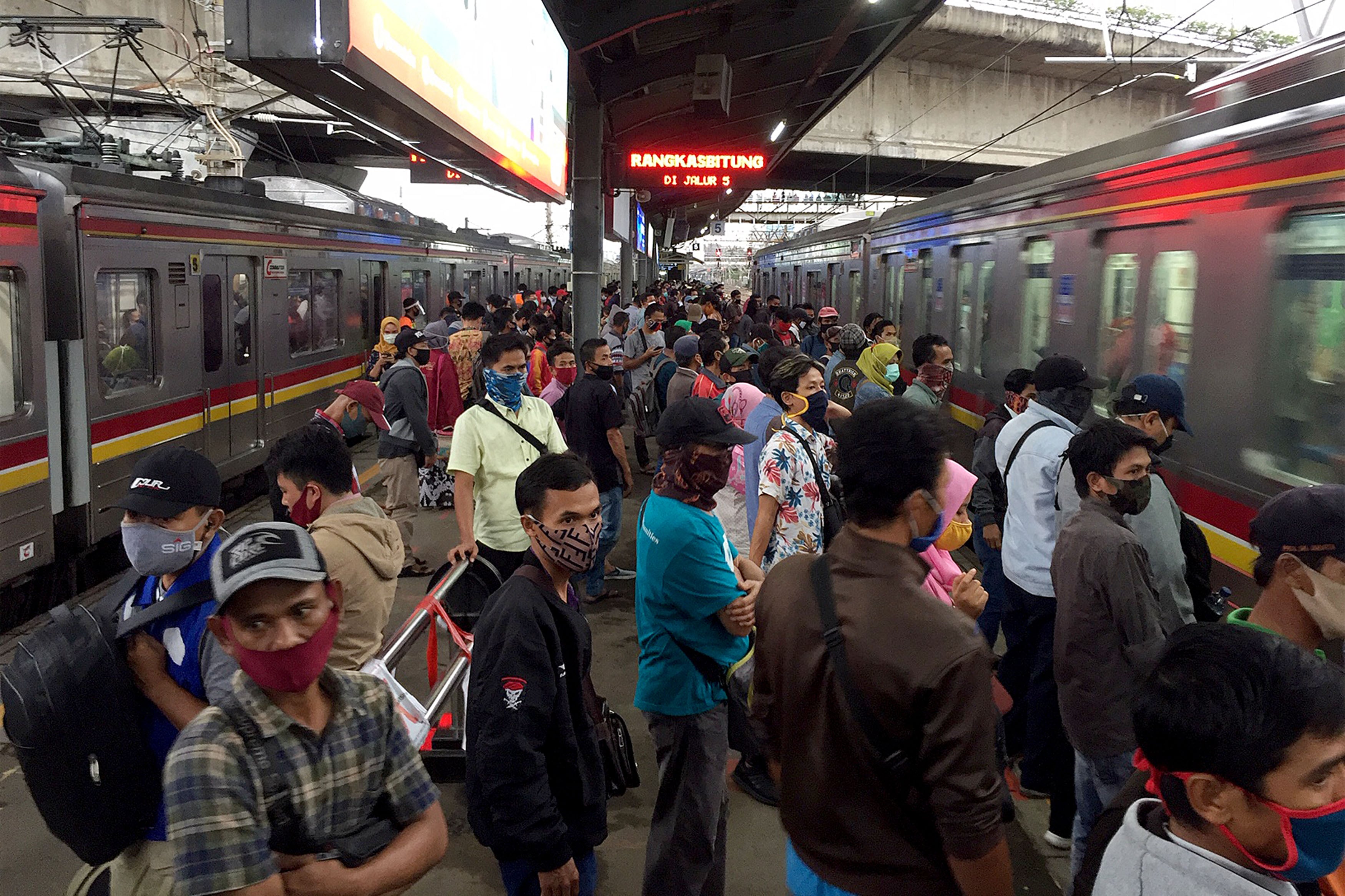Antrean penumpang saat jam pulang kantor di Stasiun Tanah Abang, Jakarta.