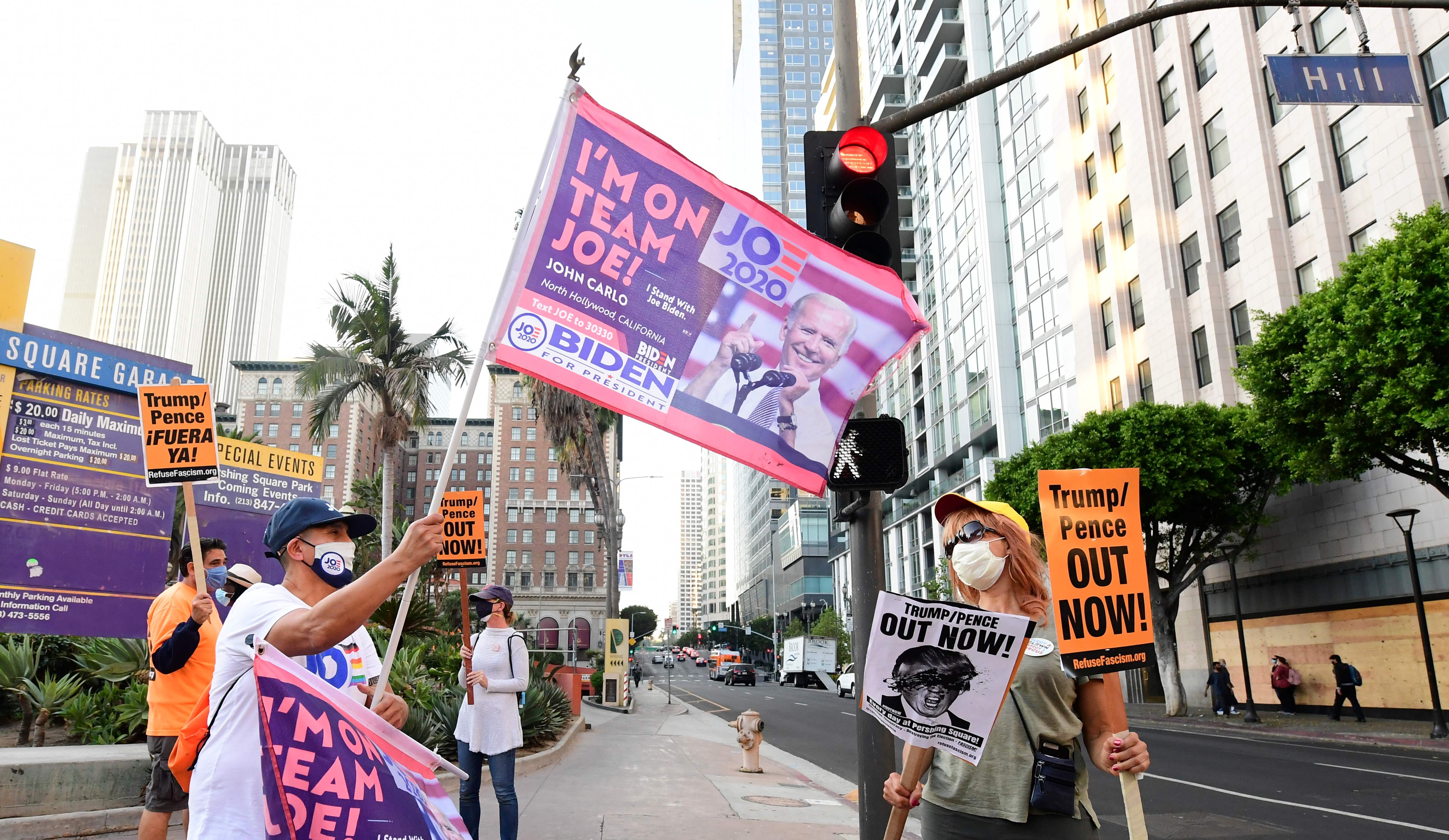 Pendukung kandidat presiden AS Joe Biden melakukan aksi demonstrasi di Los Angeles, California.