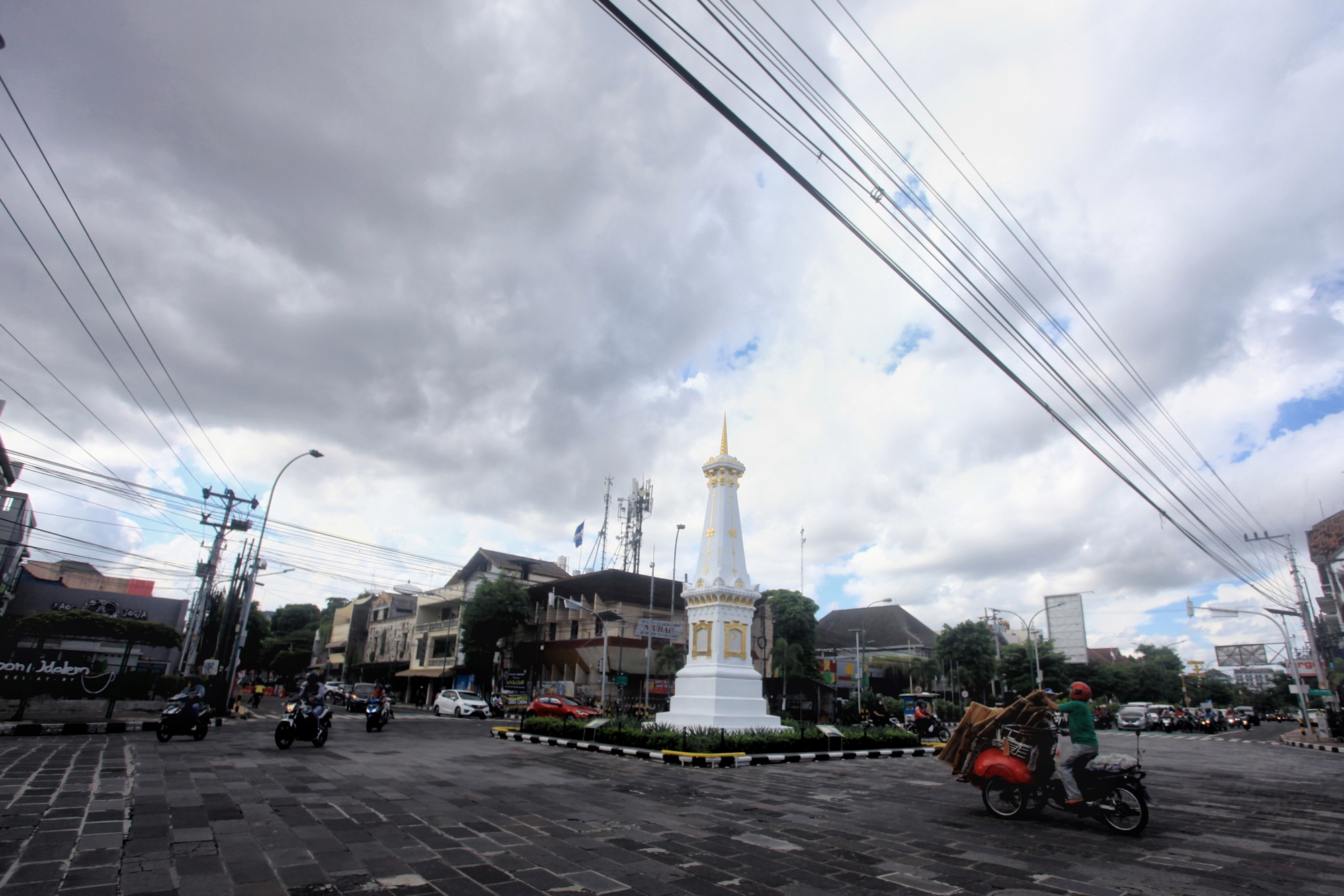 Pengendara melintas di kawasan Tugu Pal Putih, Daerah Istimewa Yogyakarta (DIY), Jumat (29/5/2020). 
