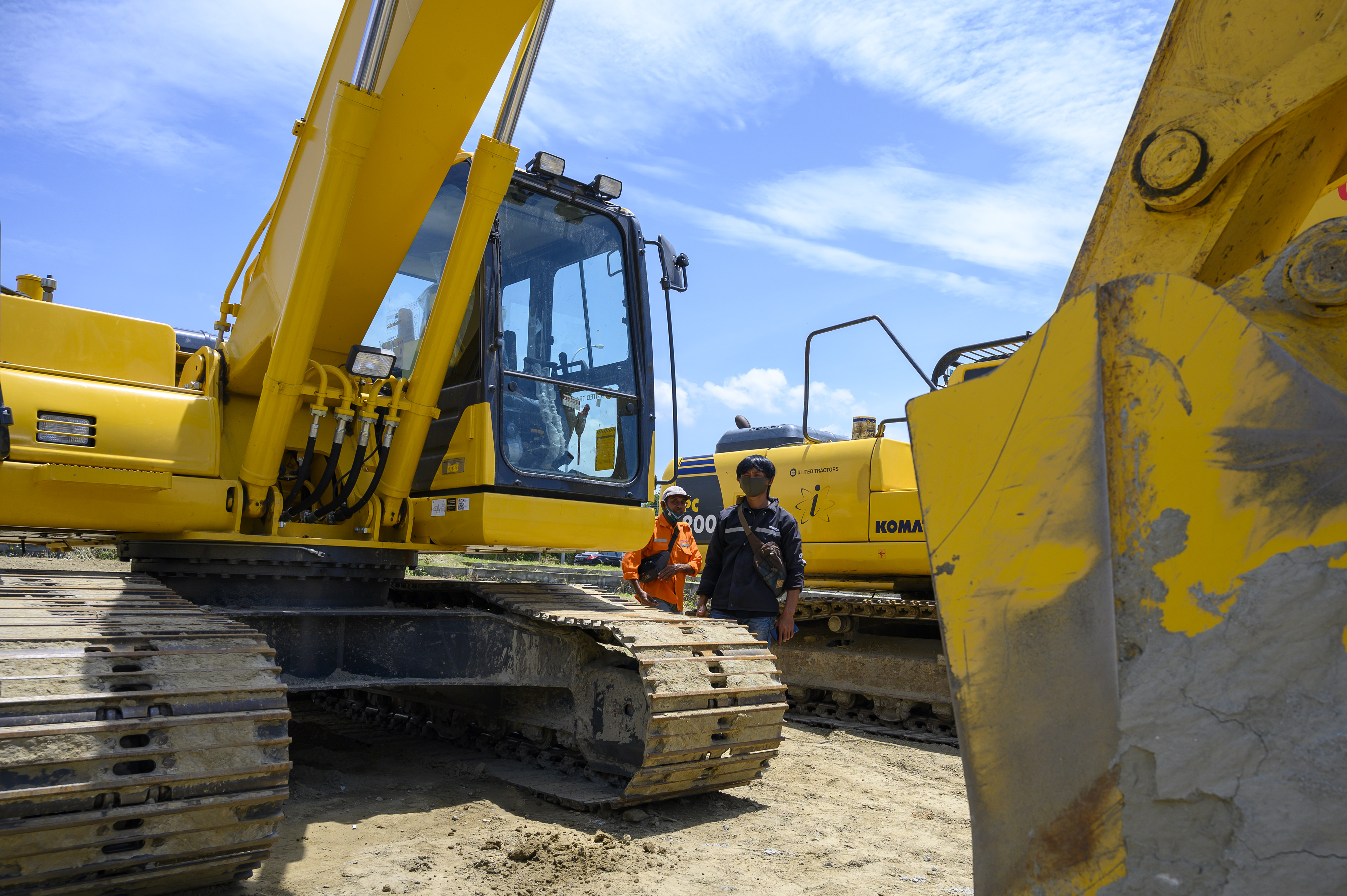 Sejumlah alat berat di proyek smelter