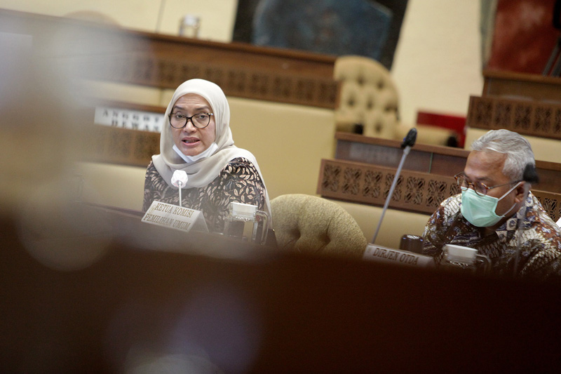 Komisioner Komisi Pemilihan Umum (KPU) Evi Novida Ginting Manik (kiri)