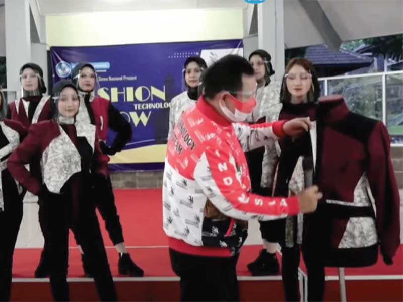 Berbagai model baju covid yang  masuk dalam 10 besar  Lomba Kompetisi Siswa SMK 2020 untuk bidang tata busana.