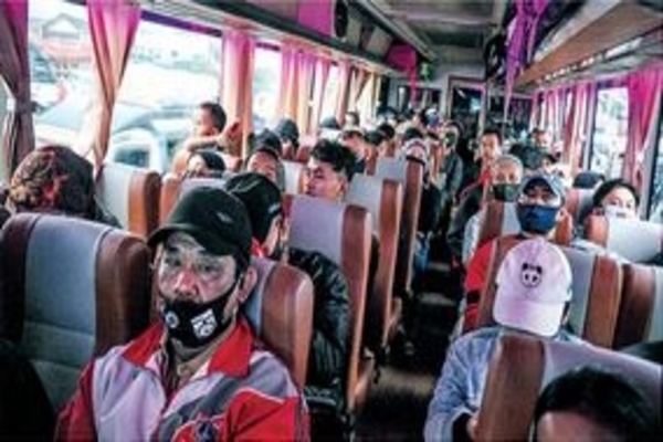 Penumpang bus tujuan Jakarta menunggu keberangkatan di terminal bayangan gerbang Tol Cileunyi, Kabupaten Bandung, Jawa Barat, kemarin.