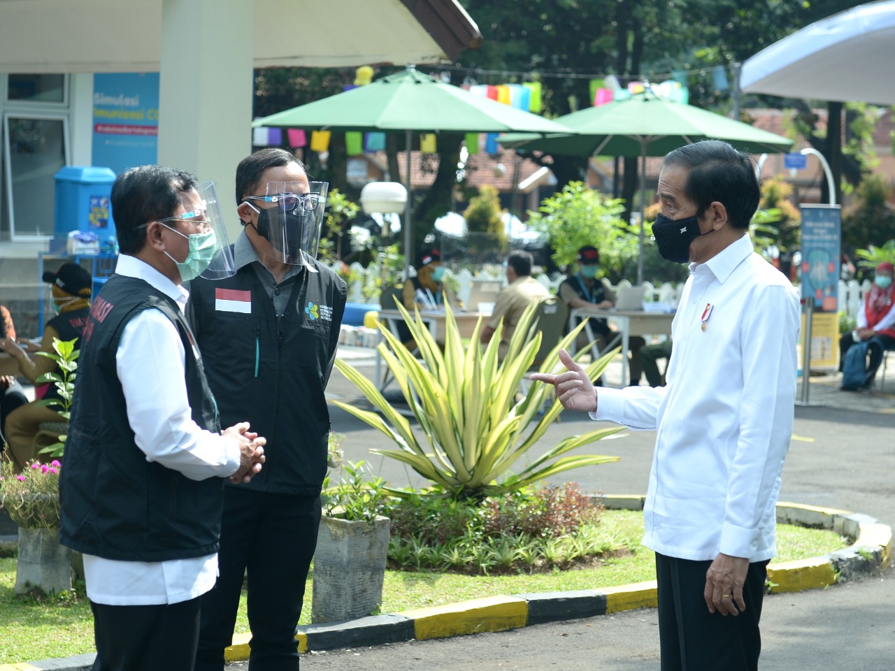 Presiden Joko Widodo, meninjau kesiapan Puskesmas Tanah Sereal, Bogor, Jawa Barat, yang akan menggelar simulasi vaksinasi, Rabu (18/11/2020)