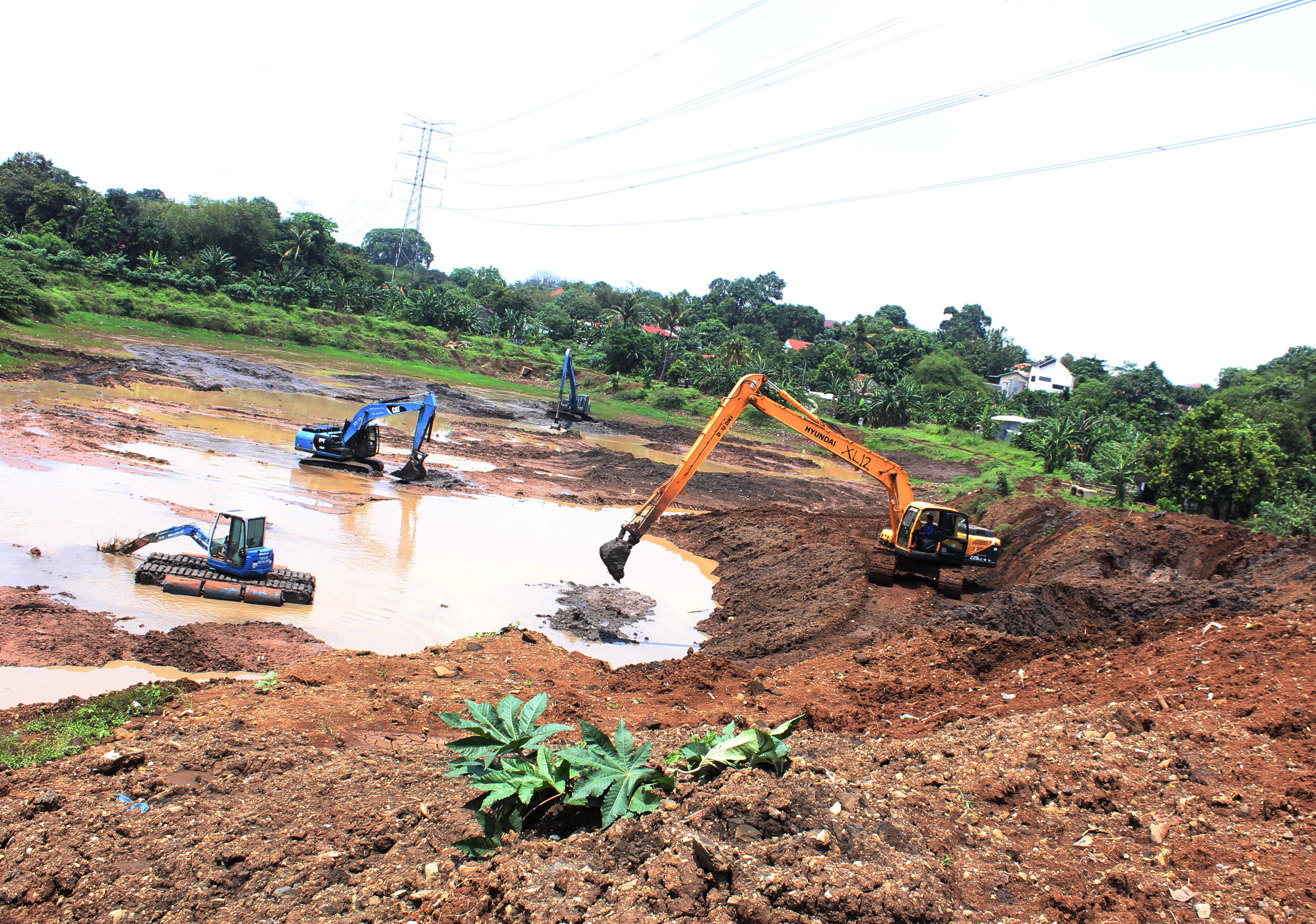 Beberapa alat berat melakukan pengalian menambah kedalaman waduk di Waduk Pondok Ranggon, Jaktim