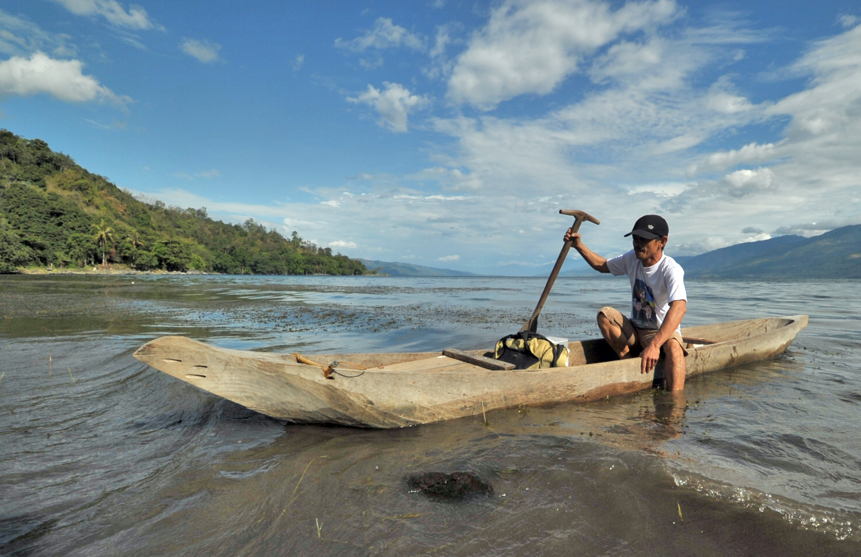 Nelayan ikan bilih mengeluarkan perahu dari tepian Danau Singkarak, Nagari Sumpur, Kab.Tanah Datar, Sumatra Barat.