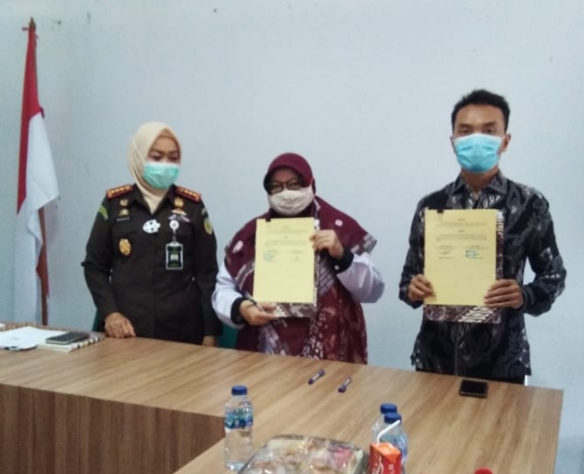 Kepala Kejari Karawang, Rohayatie, Dirut RS Paru Jatisari Anisa (Tengah) dan Ketua KPU Karawang Miftah Farid, Rabu (11/11)