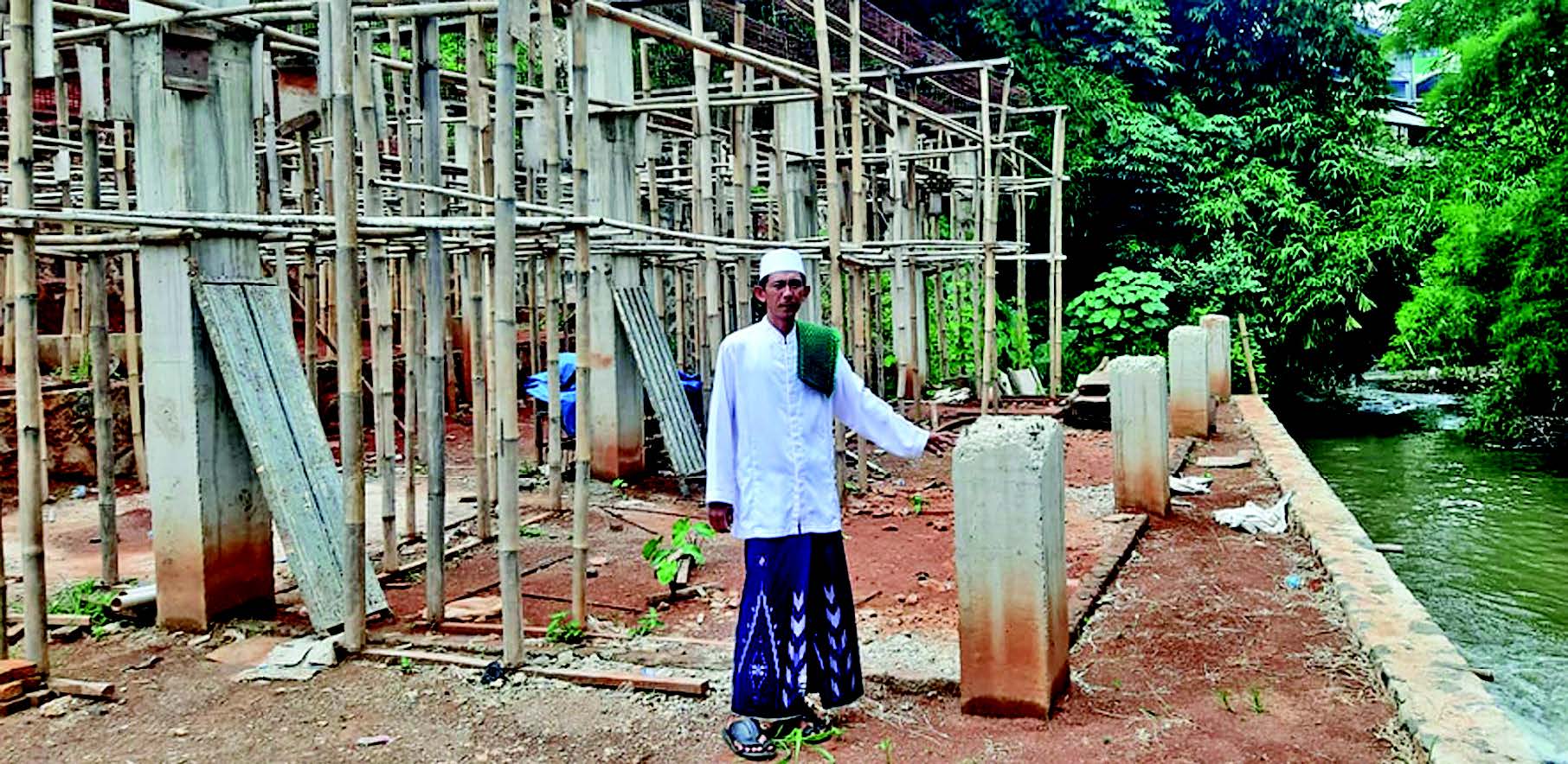 DIBONGKAR: Warga berada di dekat bangunan yang menyalahi aturan di tepian Kali Cikumpa sudah dibongkar di Depok, Jawa Barat, Kamis (26/11). 