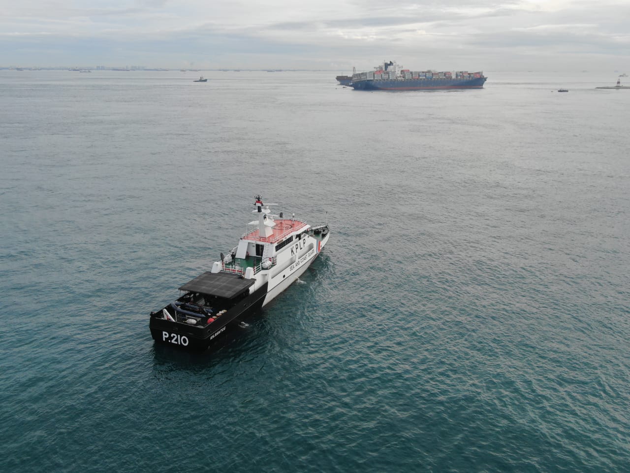 Kapal MV Tina 1 yang kandas di perairan Kepulauan Riau.