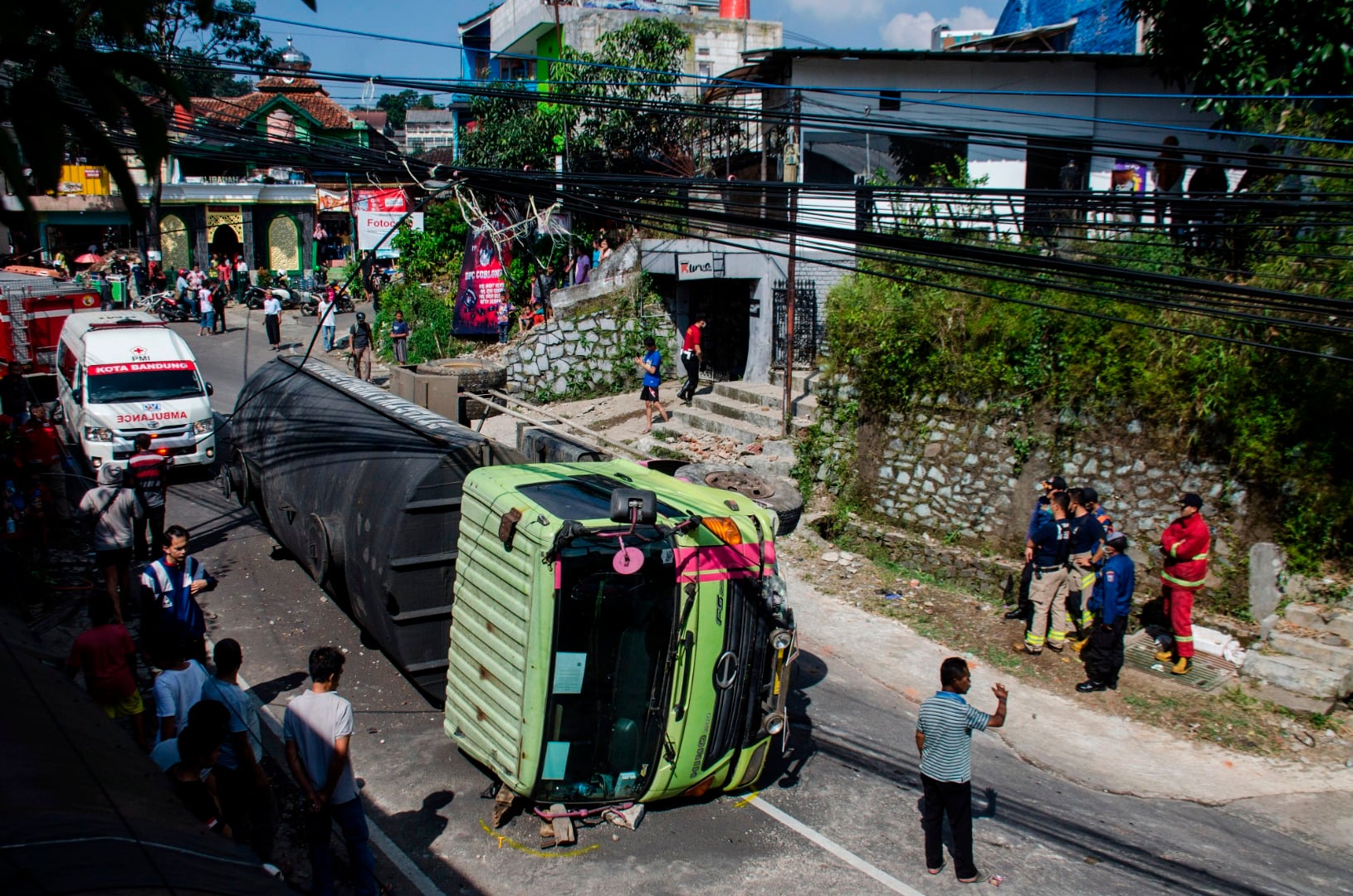 Ilustrasi--Warga mengamankan jalan di area truk yang terguling di Kawasan Dago, Bandung.