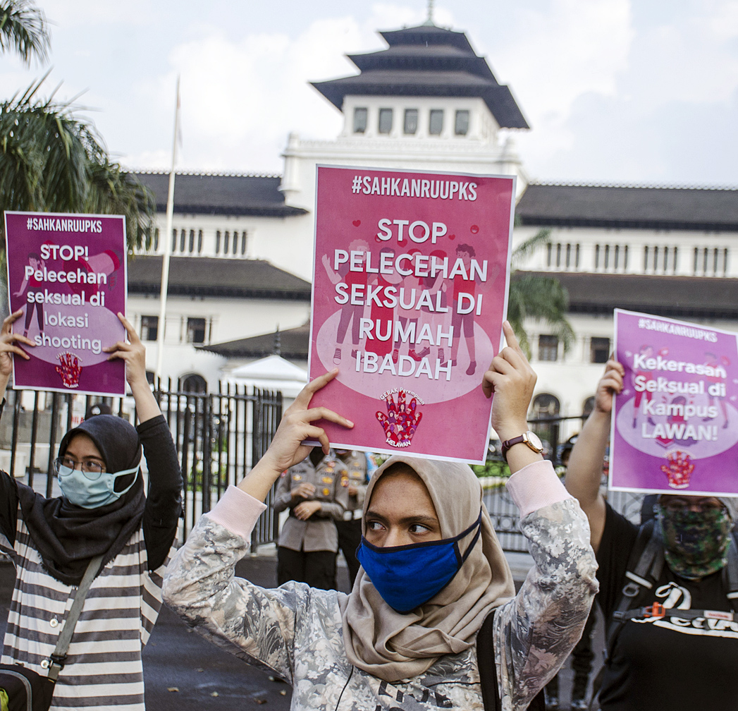Massa Aliansi Gerakan Perempuan Anti Kekerasan melakukan Aksi Selasa di depan Gedung Sate, Bandung, Jawa Barat, Selasa (21/7).