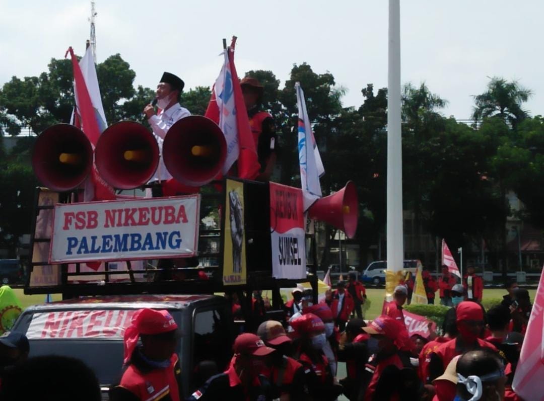 Aksi demo buruh menuntut kenaikan UMP di Provinsi Sumatra Selatan, Rabu (11/11/2020).