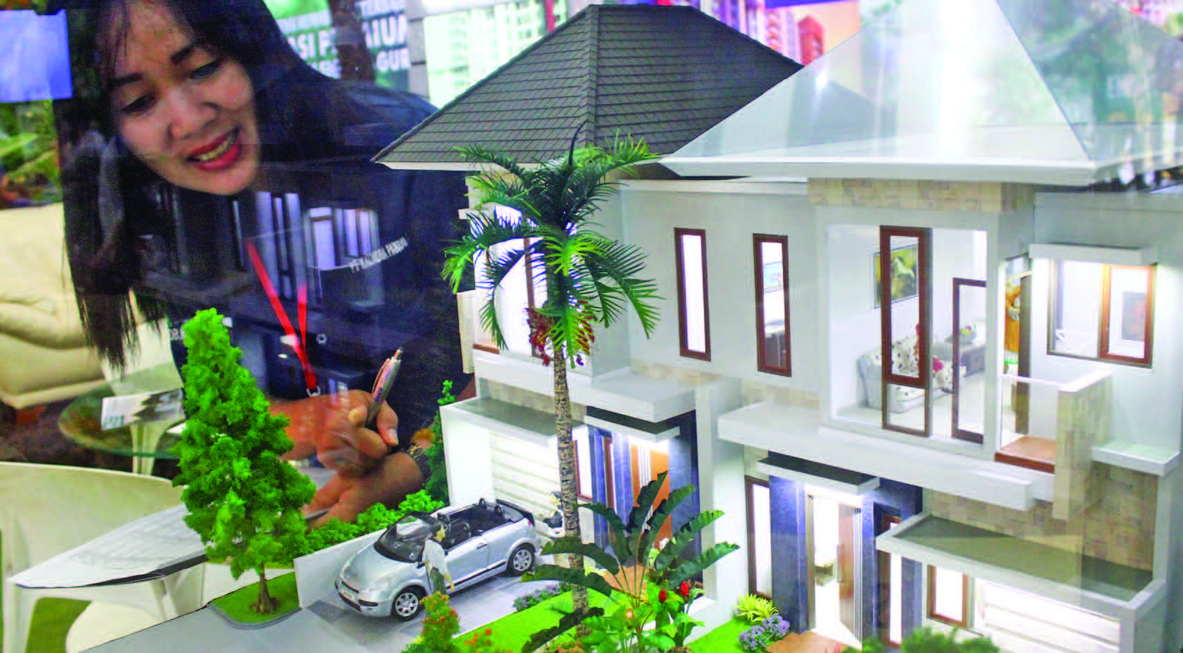 PENURUNAN BUNGA KPR: Pramuniaga menunjukkan maket properti rumah hunian yang dipajang dalam pameran properti di Malang, Jawa Timur.