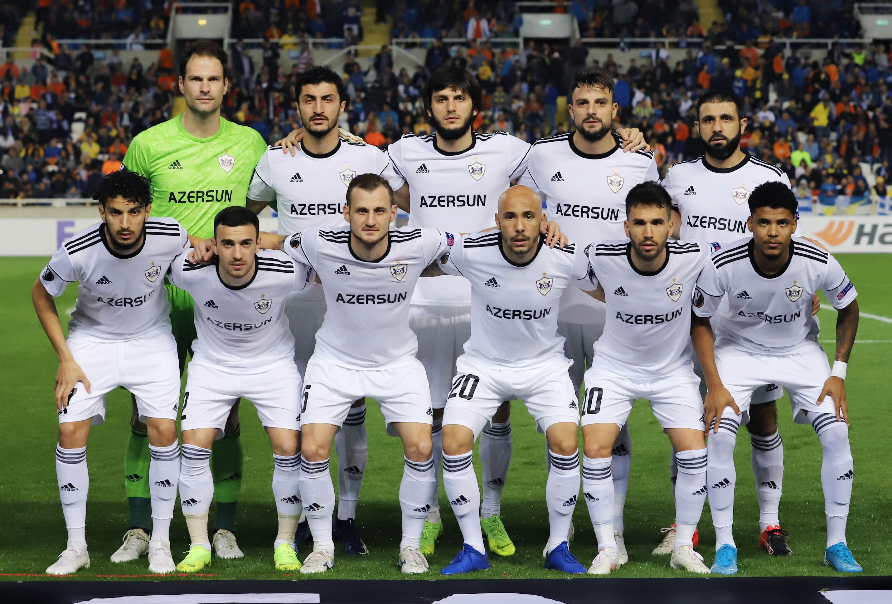 Para pemain Qarabag berpose menjelang laga Liga Europa.