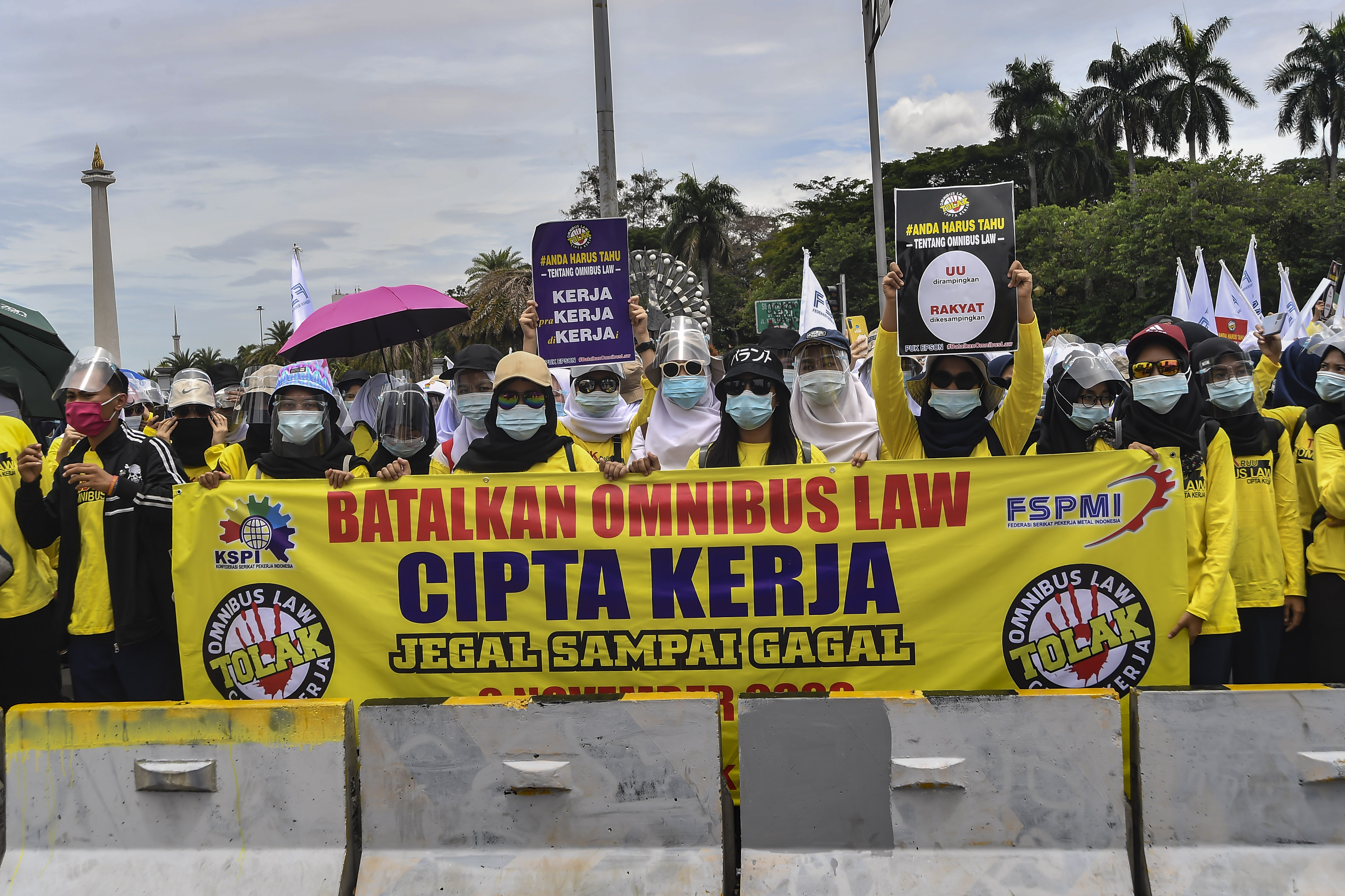 Pengunjuk rasa menolak UU CIpta Kerja