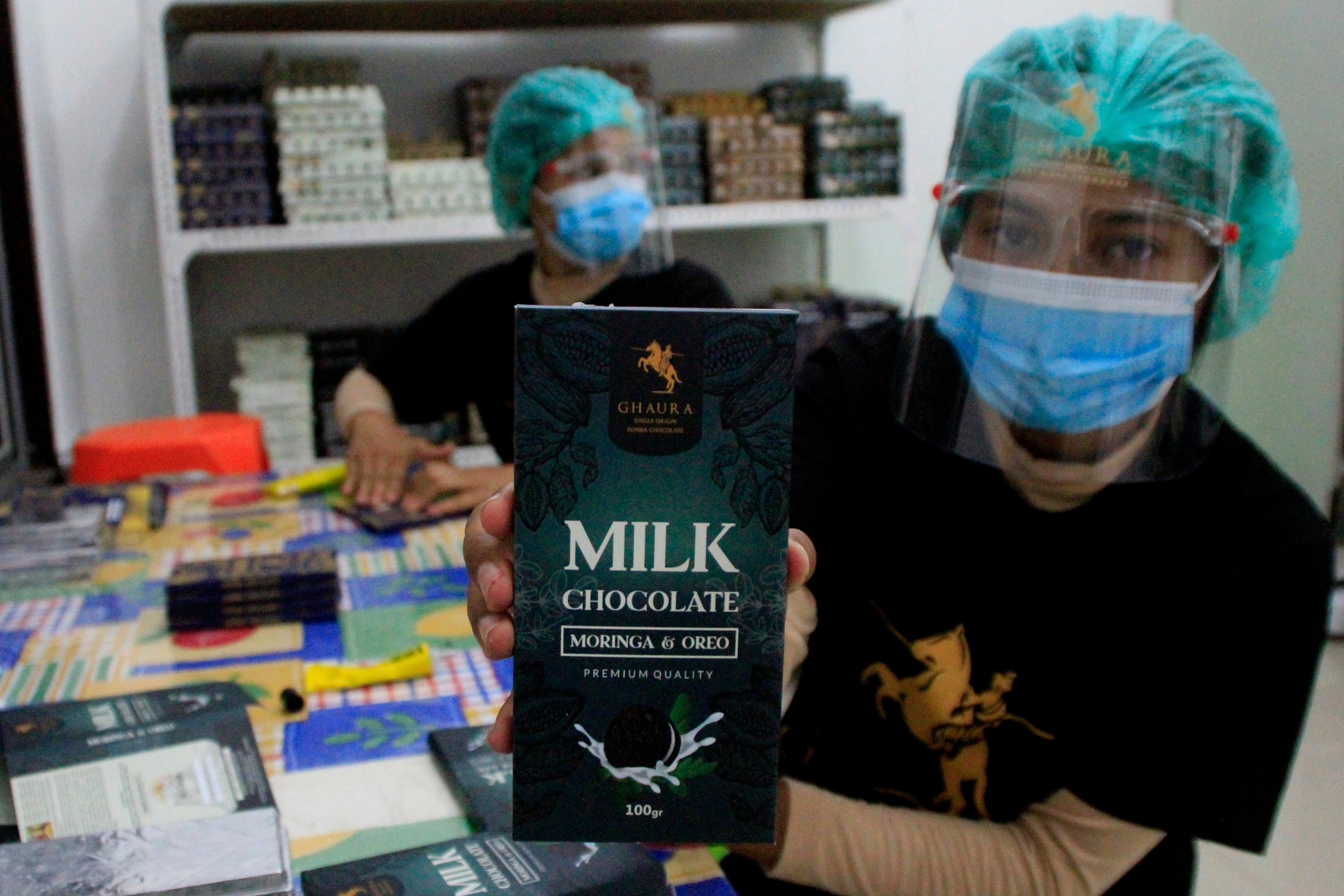 Karyawan pabrik Coklat Ghaura menunjukkan coklat yang sudah dikemas dengan varian Kelor (Moringa) Oreo, di Kupang, NTT.