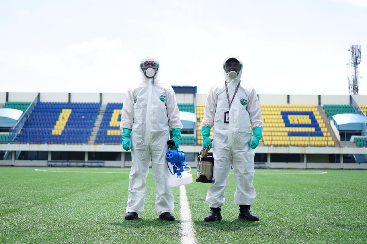 Petugas Rentokil bersiap melakukan disinfeksi stadion