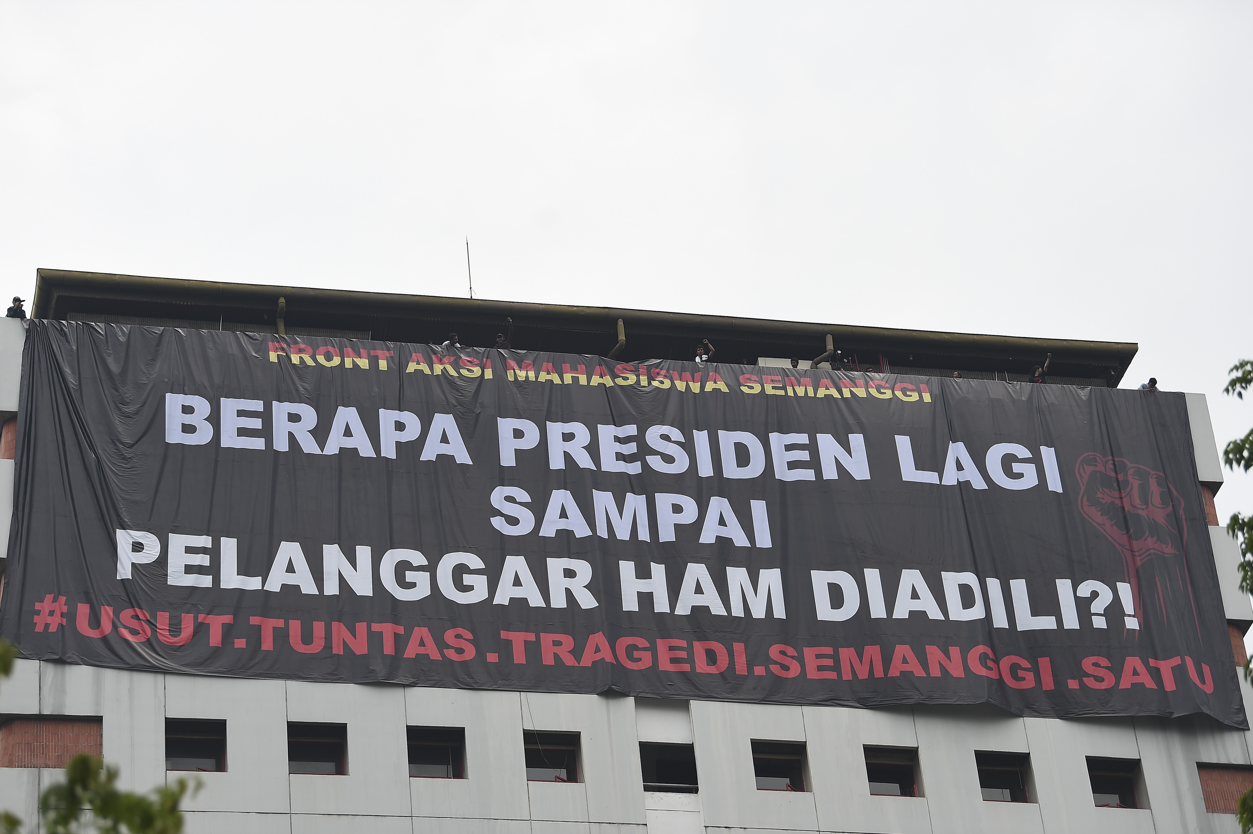 Tragedi Semanggi tiap tahun diperingati antara lain dengan aksi unjuk rasa mendesak penuntasan kasus. 