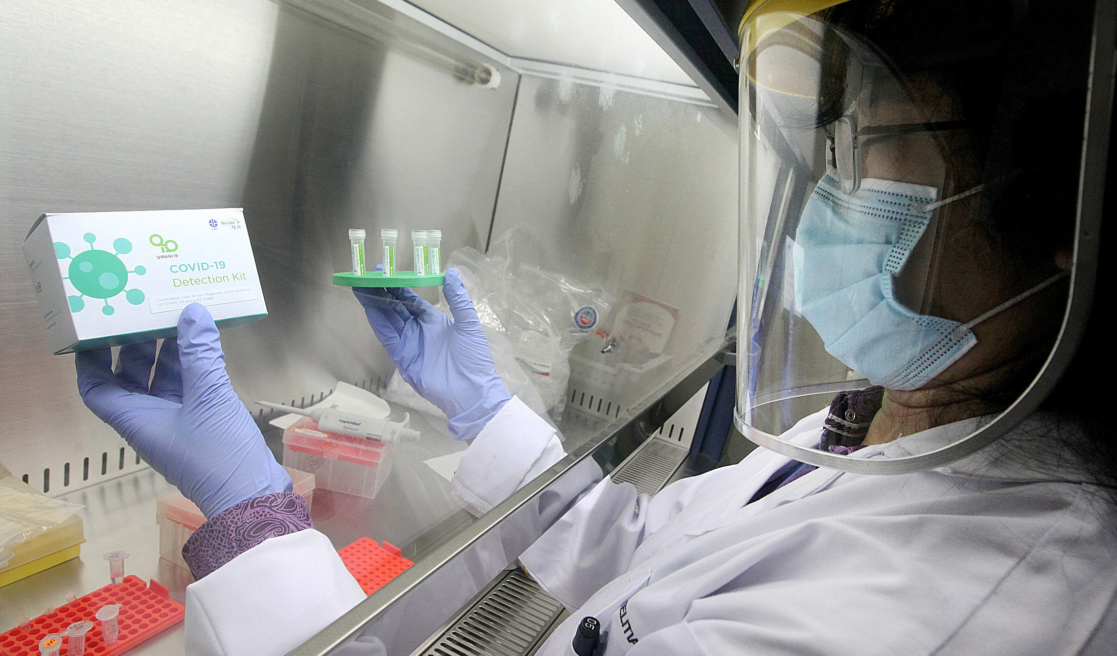 Alat pendeteksi covid-19 yang bernama Qirani 19 yang dikembangkan LIPI di Laboratorium Kimia LIPI, Puspiptek, Serpong, Banten, Rabu (26/8)