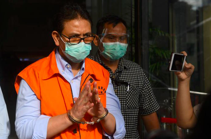 Direktur Utama PT PAL Indonesia (Persero) Budiman Saleh menuju mobil tahanan